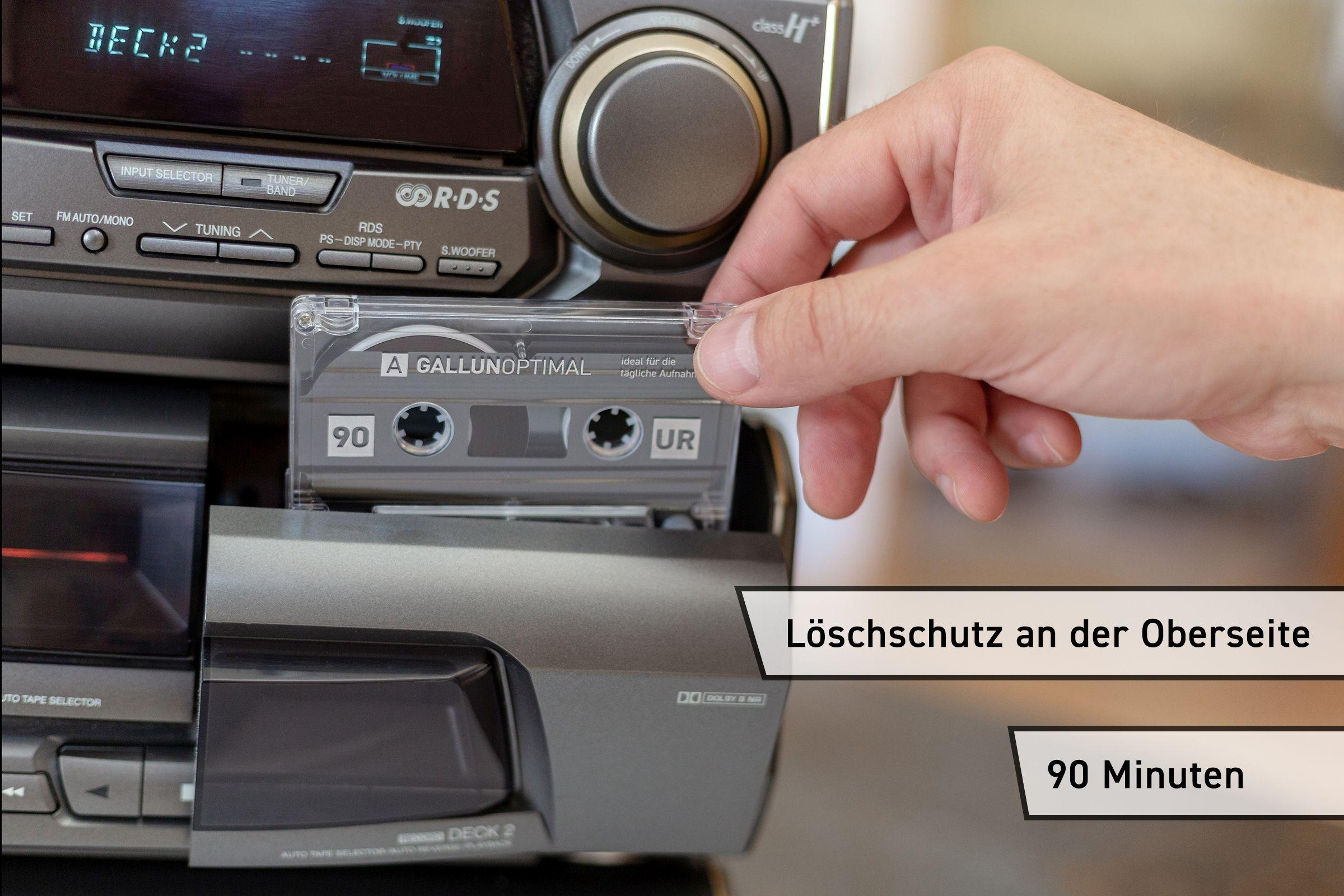 Hand setzt Kassette in Stereo ein. Text sagt '90 Minuten'.