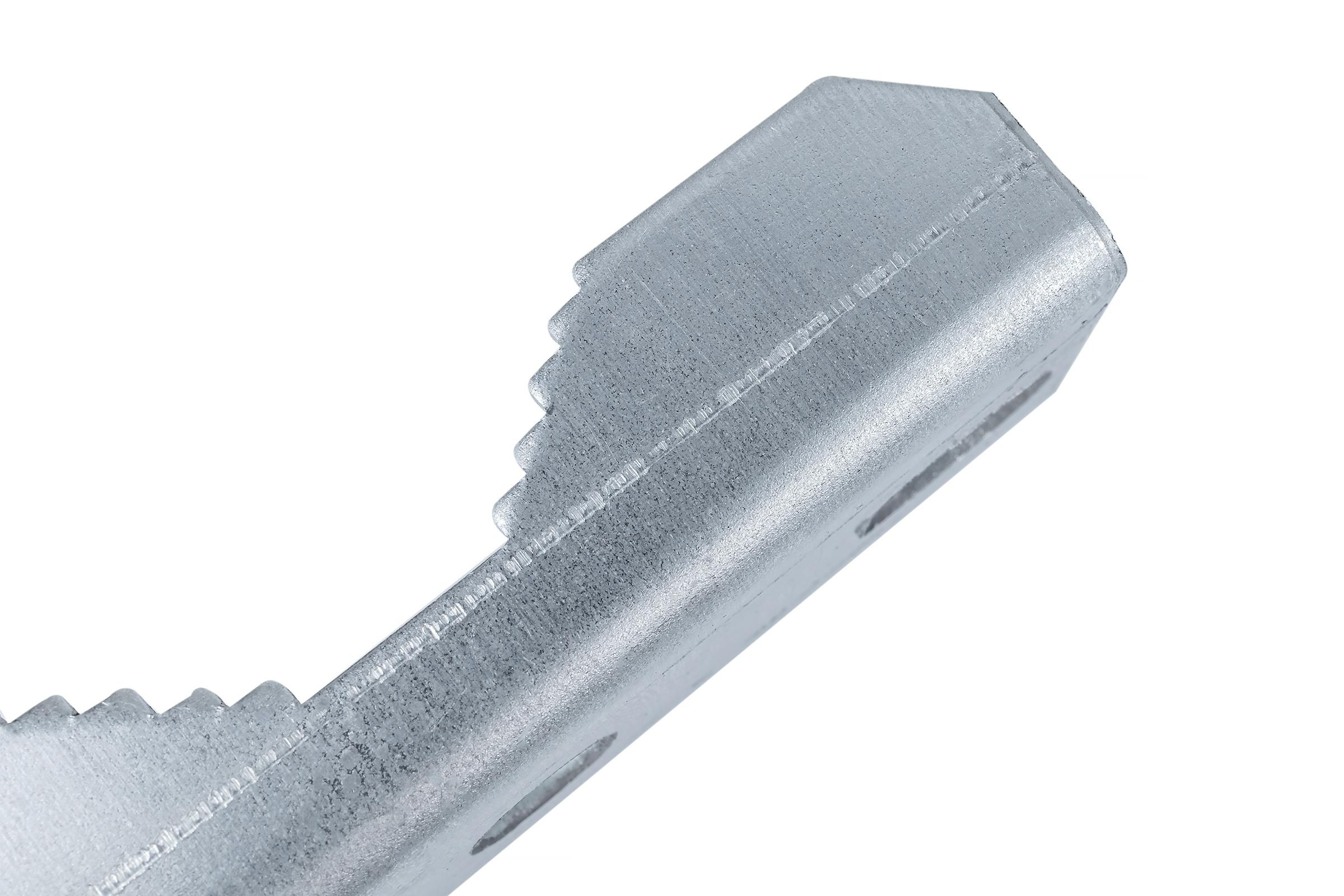 Nahaufnahme einer Metallhalterung mit Zähnen an einer Kante, freigestellt.