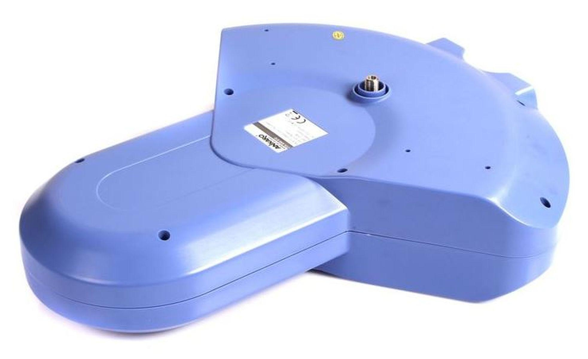 Die Unterseite eines blauen elektronischen Geräts mit einem Etikett und mehreren Schraubenlöchern.