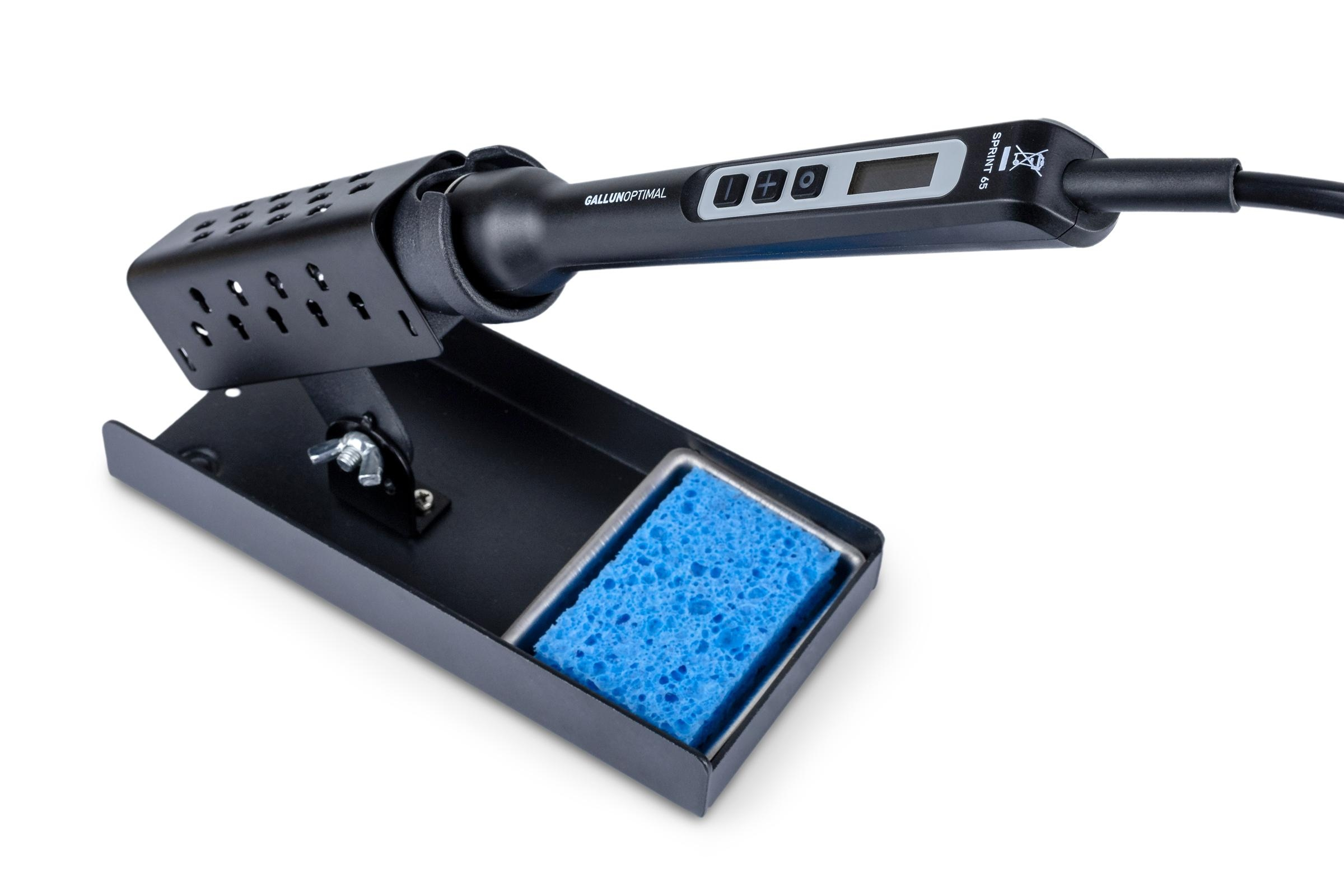 Lötkolben mit schwarzem Halter und blauem Schwamm. Der Lötkolben hat ein digitales Display und Kabel.