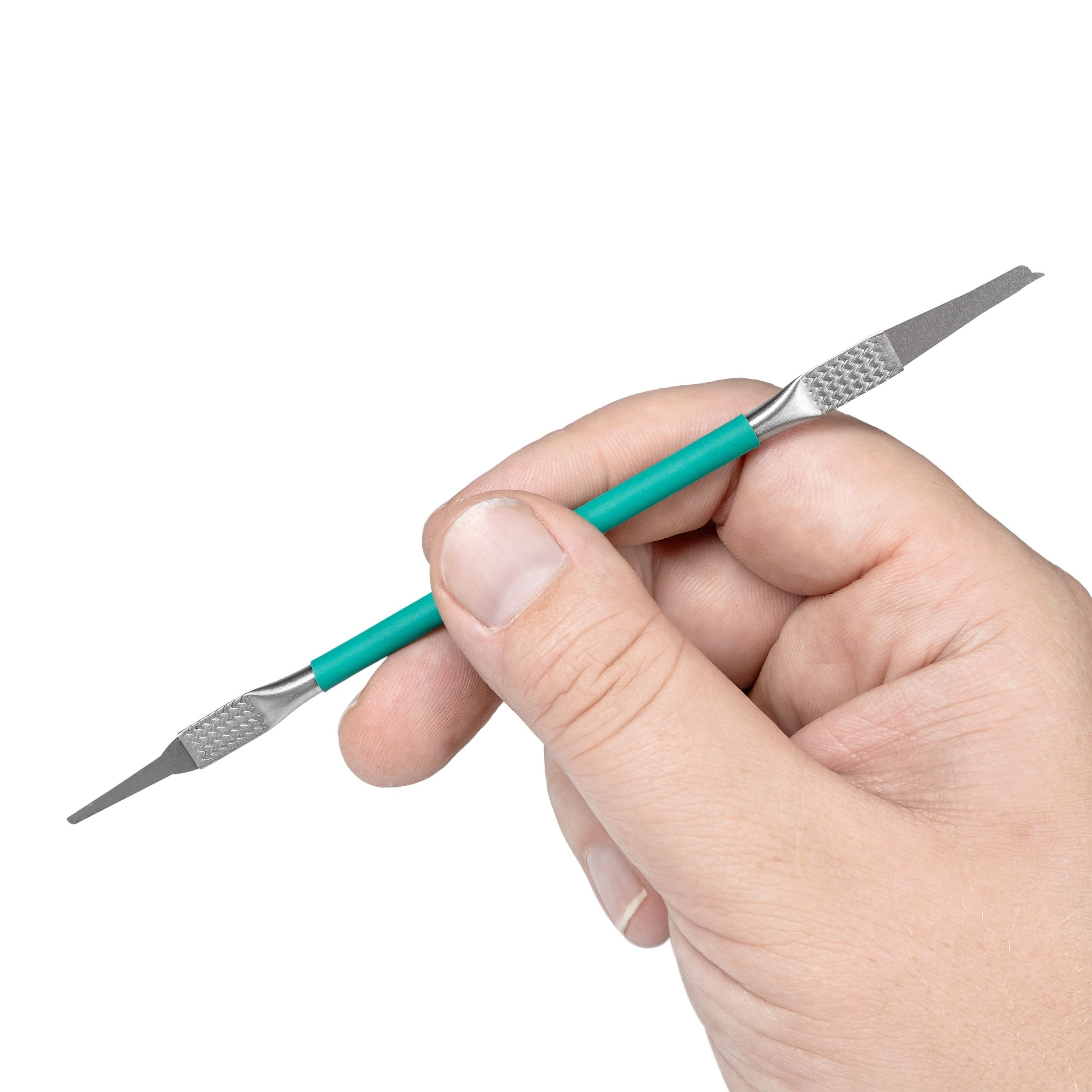 Eine Hand, die ein Dentalwerkzeug mit tealfarbenem Griff und silbernen Spitzen hält.