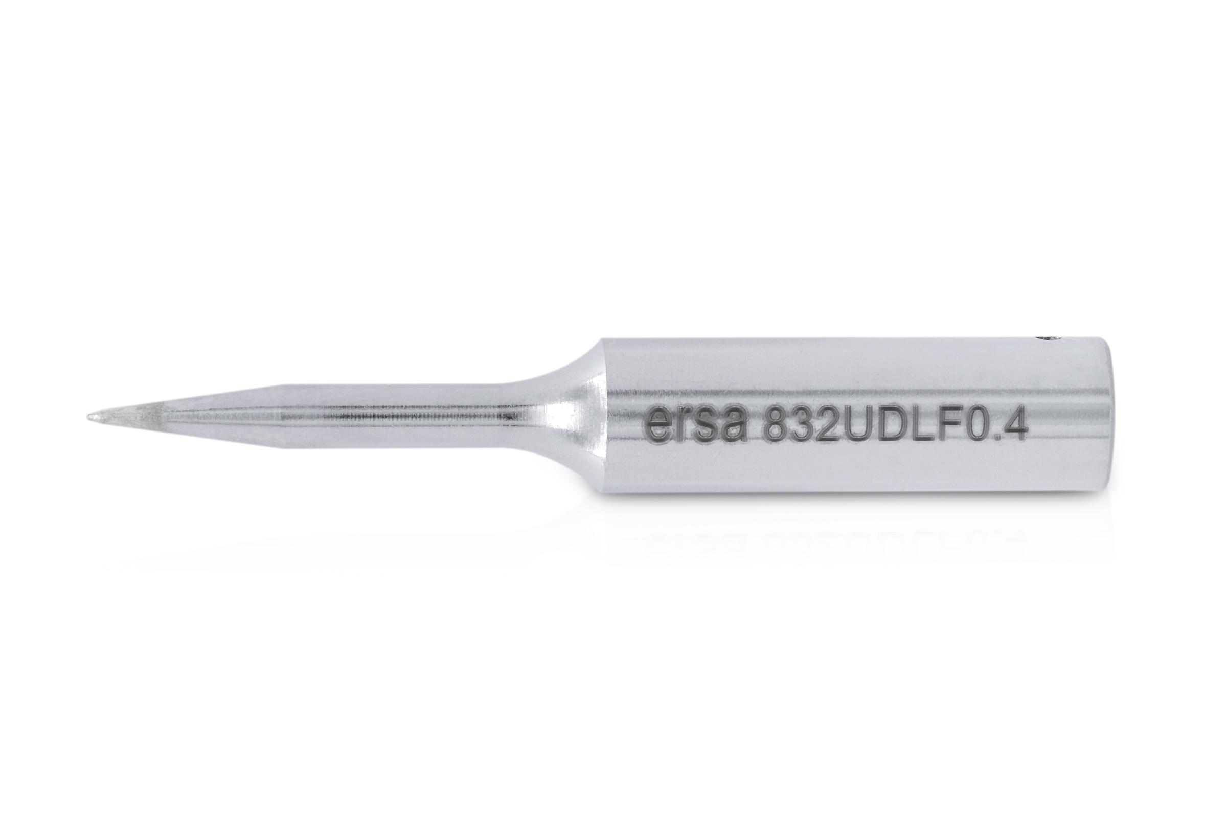 Eine silberne Lötkolbenspitze mit der Aufschrift "ersa 832UDLF0.4" auf weißem Hintergrund.