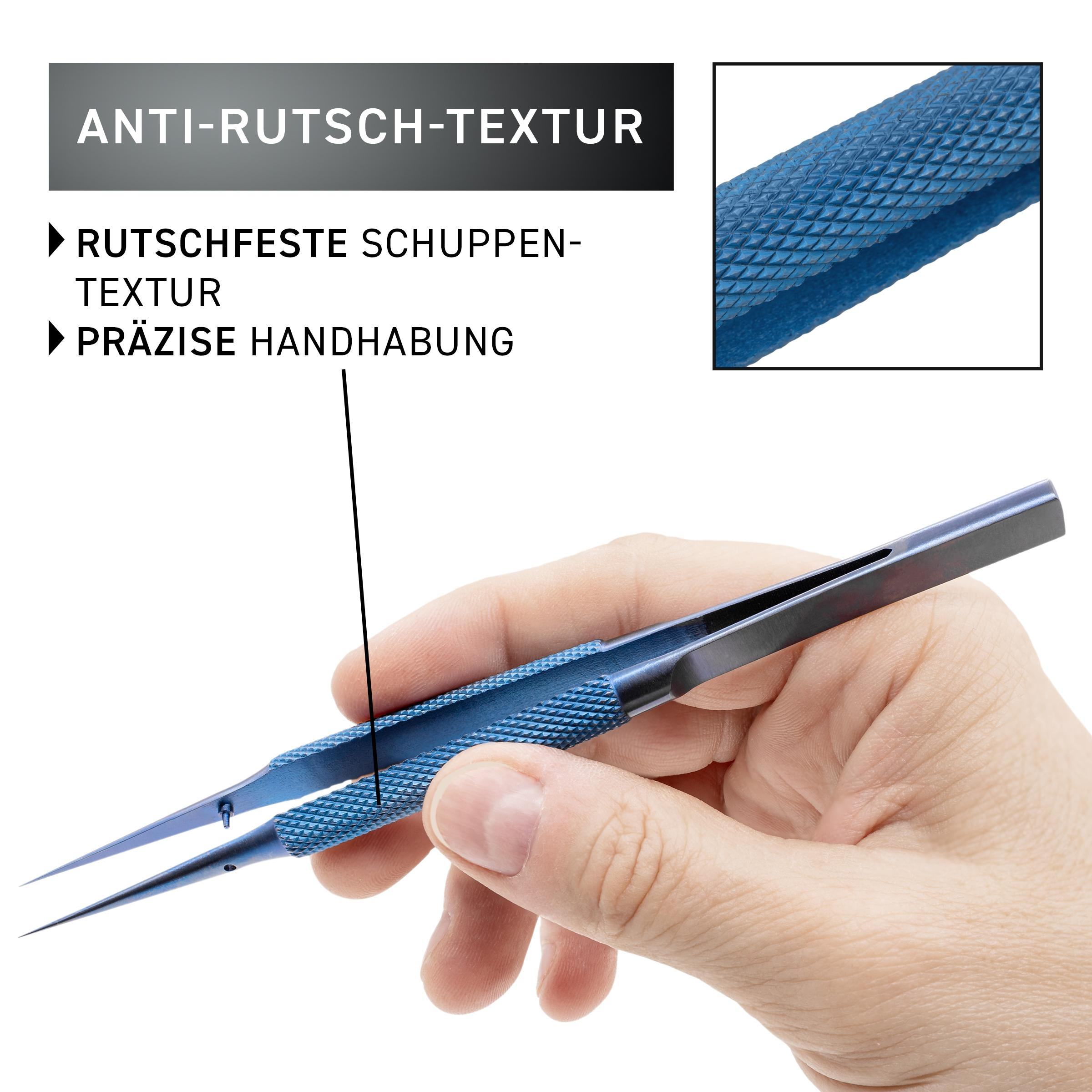 Hand hält blaue Pinzette mit strukturierter Grifffläche. Nahaufnahme des Griffs oben rechts.