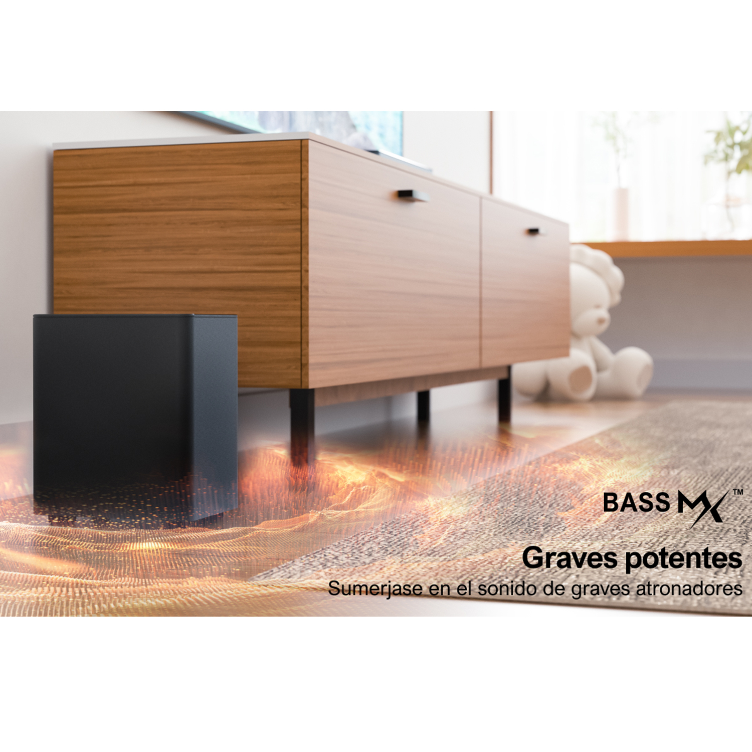 Subwoofer negro junto a mueble de madera y oso de peluche blanco. Texto 'Bass MX'.