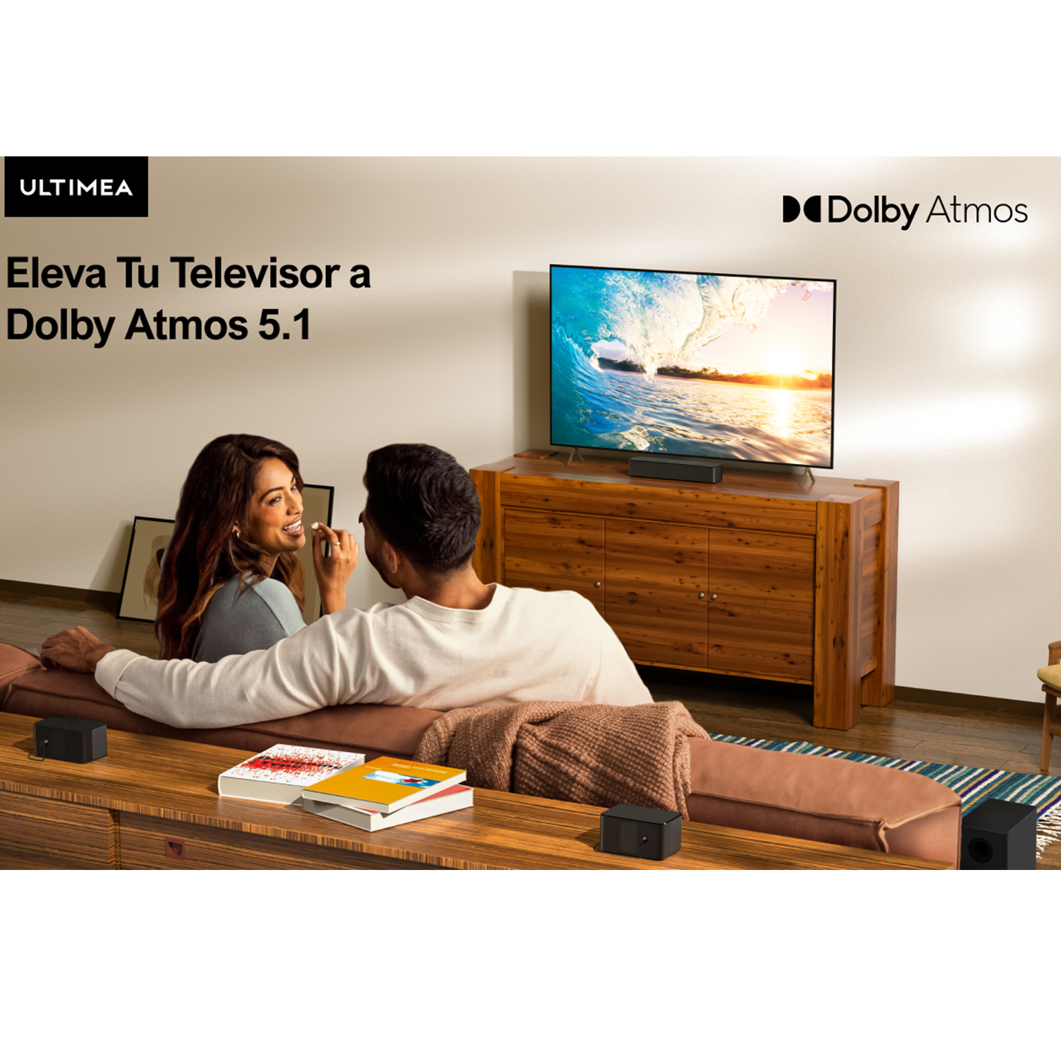 Pareja en sofá viendo TV con logo Dolby Atmos. Altavoces distribuidos en la habitación.