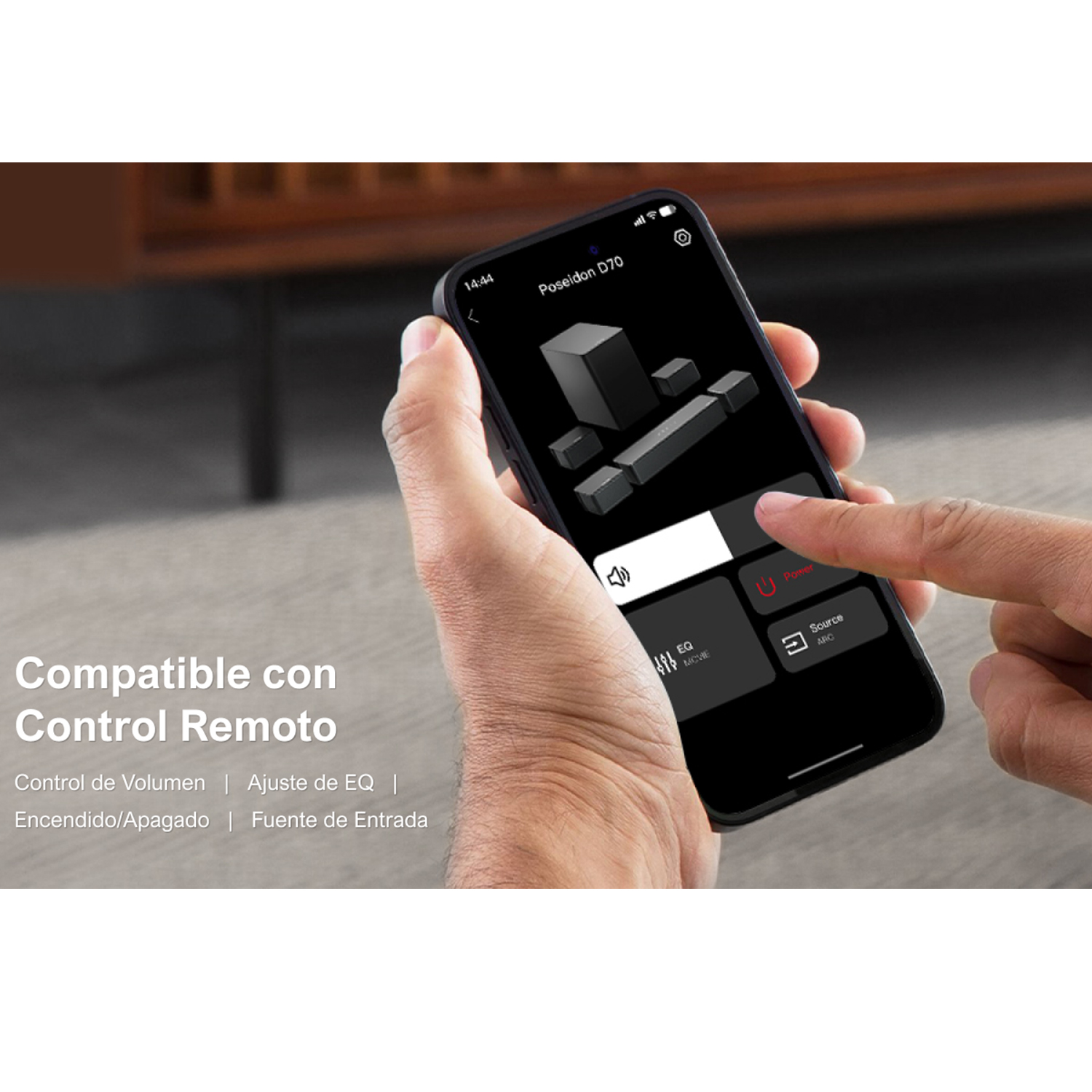 Pantalla de smartphone mostrando una interfaz de aplicación. Mano sosteniendo un teléfono mostrando volumen, ajustes de ecualización.