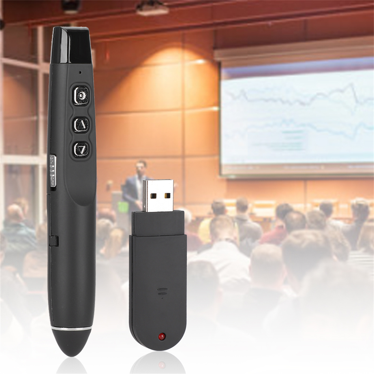 Eine schwarze Präsentationsfernbedienung und ein USB-Empfänger. Im Hintergrund ein Redner in einem Hörsaal.