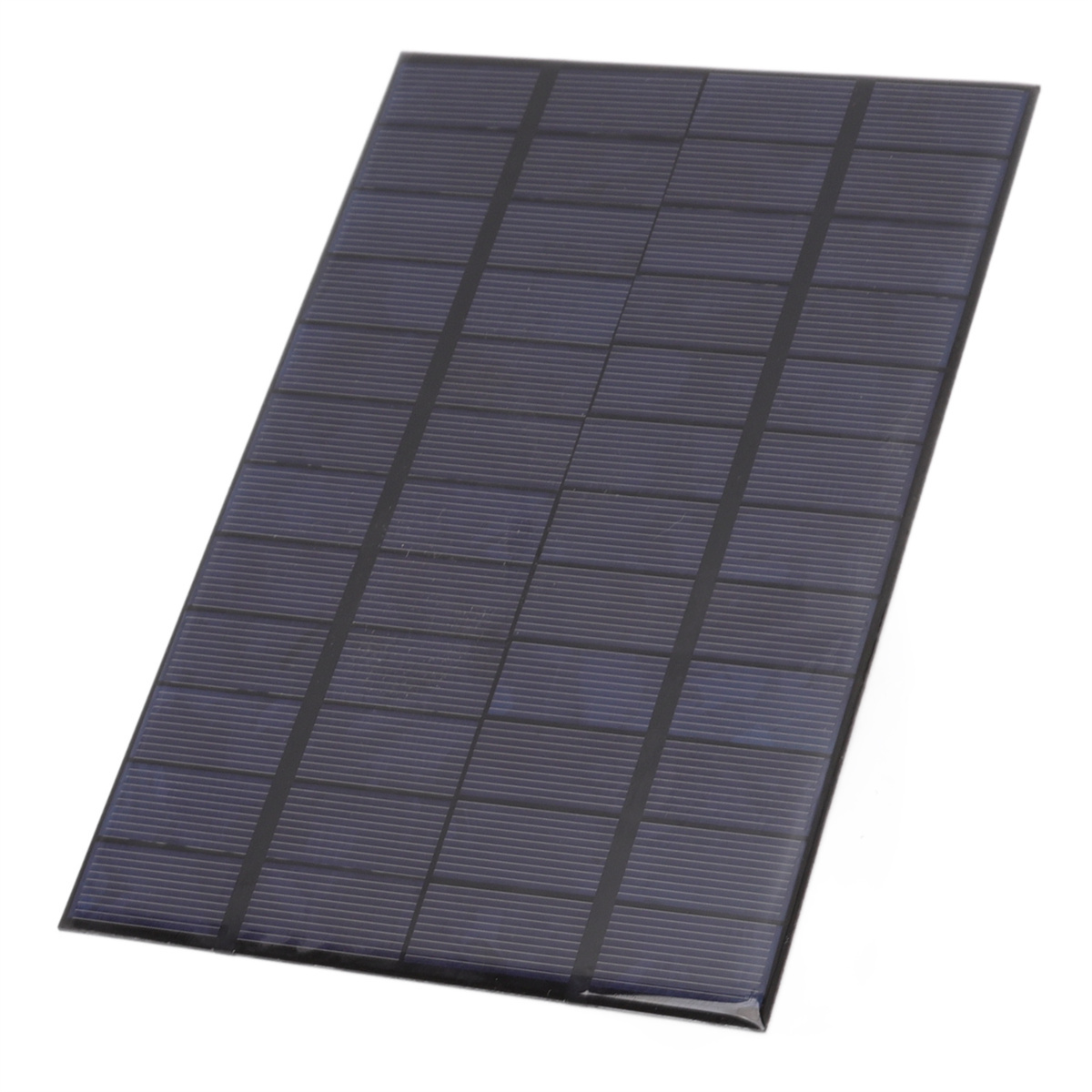 Ein rechteckiges Solarpanel mit vielen kleinen, dunkelblauen Quadraten in Reihen angeordnet.