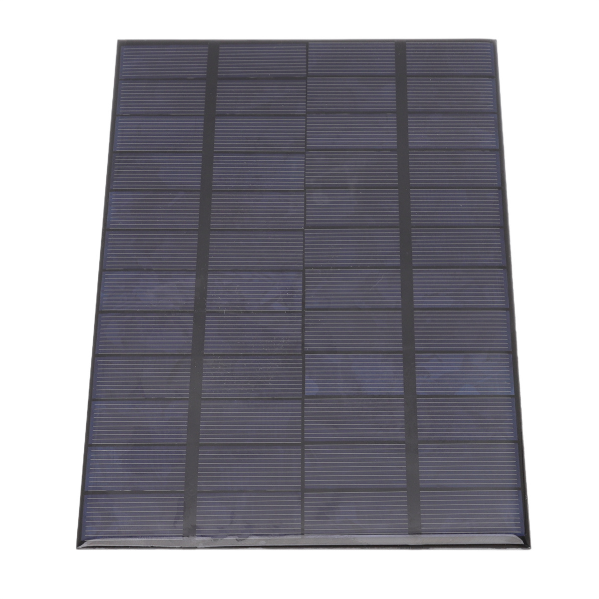 Rechteckiges Solarpanel. Dunkelblaue Zellen, schwarze Gitterlinien. Weißer Hintergrund.