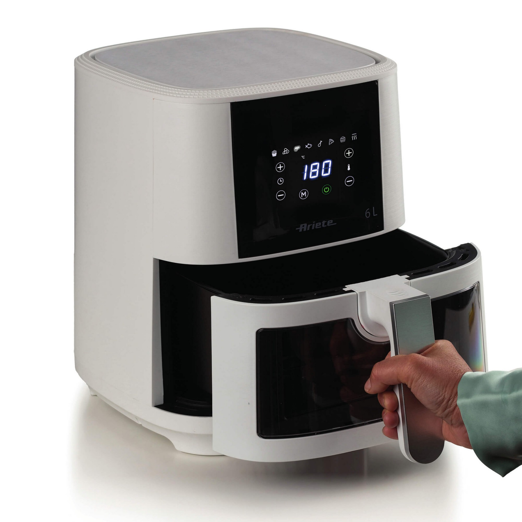 Biała frytkownica powietrzna z czarnym ekranem. Ręka wyciąga tackę na jedzenie.