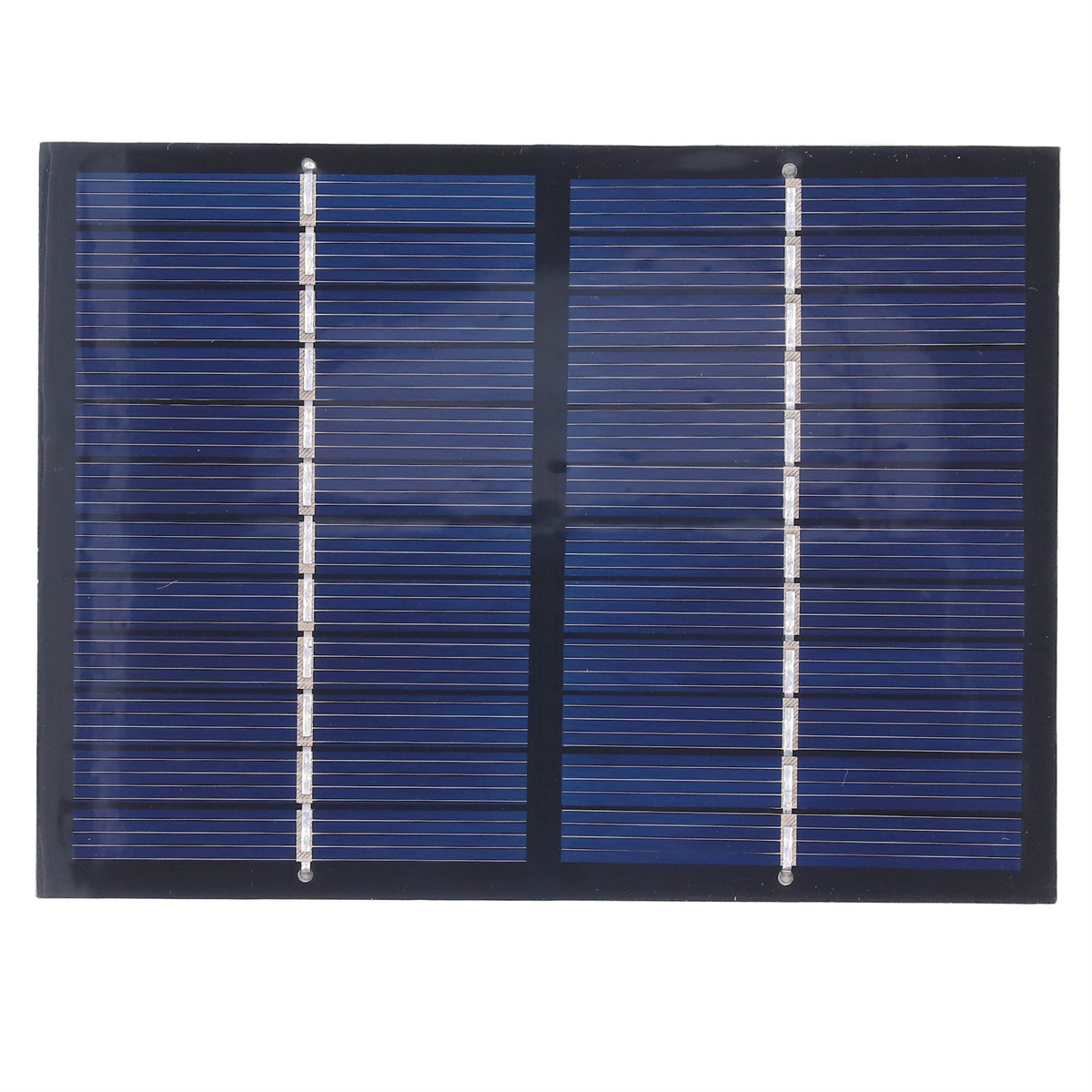 Ein blaues Solarpanel mit schwarzem Rahmen, von oben betrachtet.