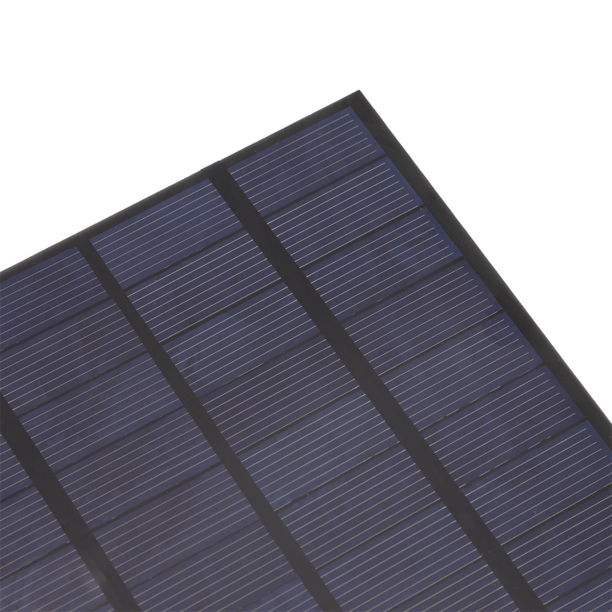 Nahaufnahme eines Solarpanels mit dunkelblauen Zellen und schwarzen Gitterlinien.
