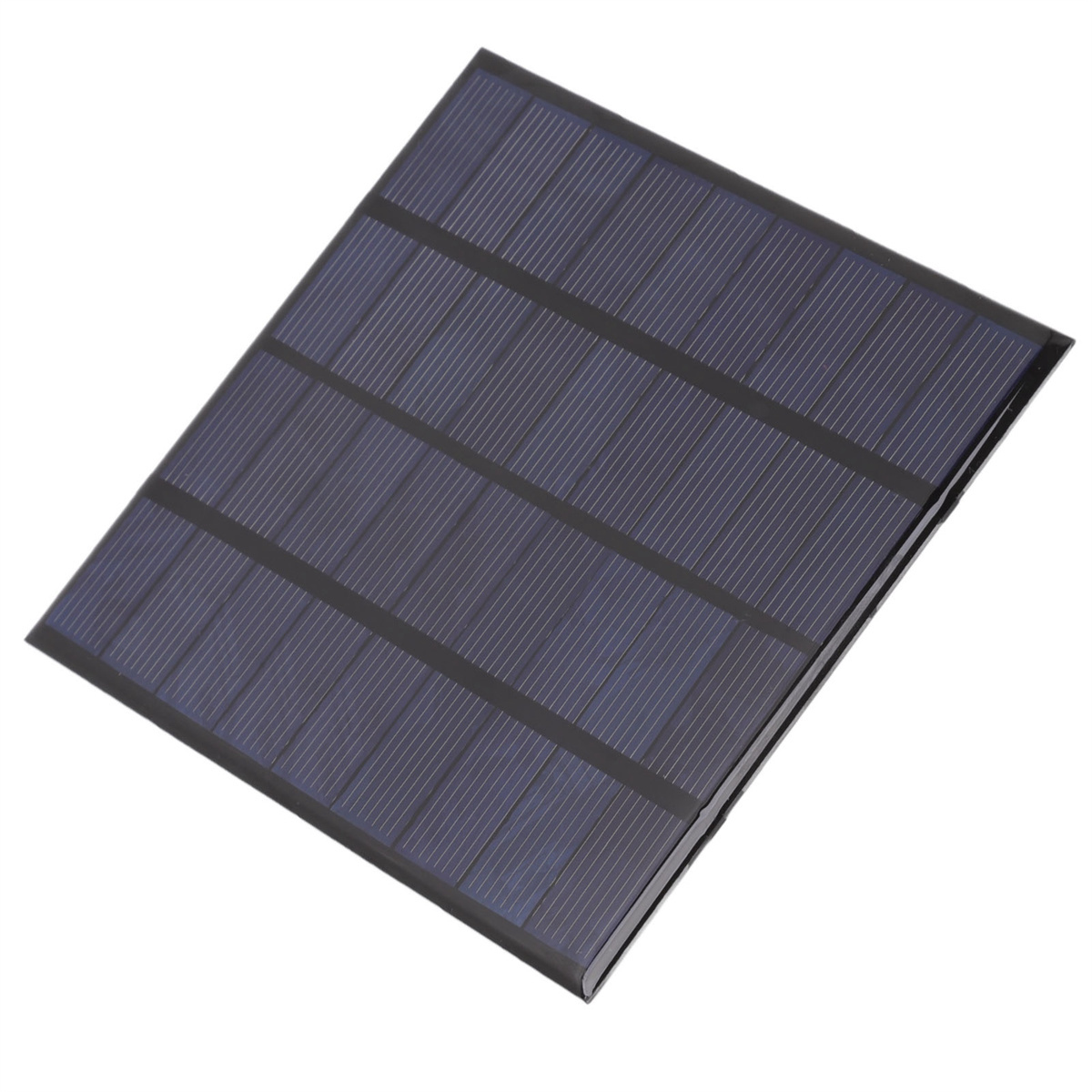 Ein rechteckiges Solarpanel mit mehreren dunkelblauen Zellen, vor weißem Hintergrund.