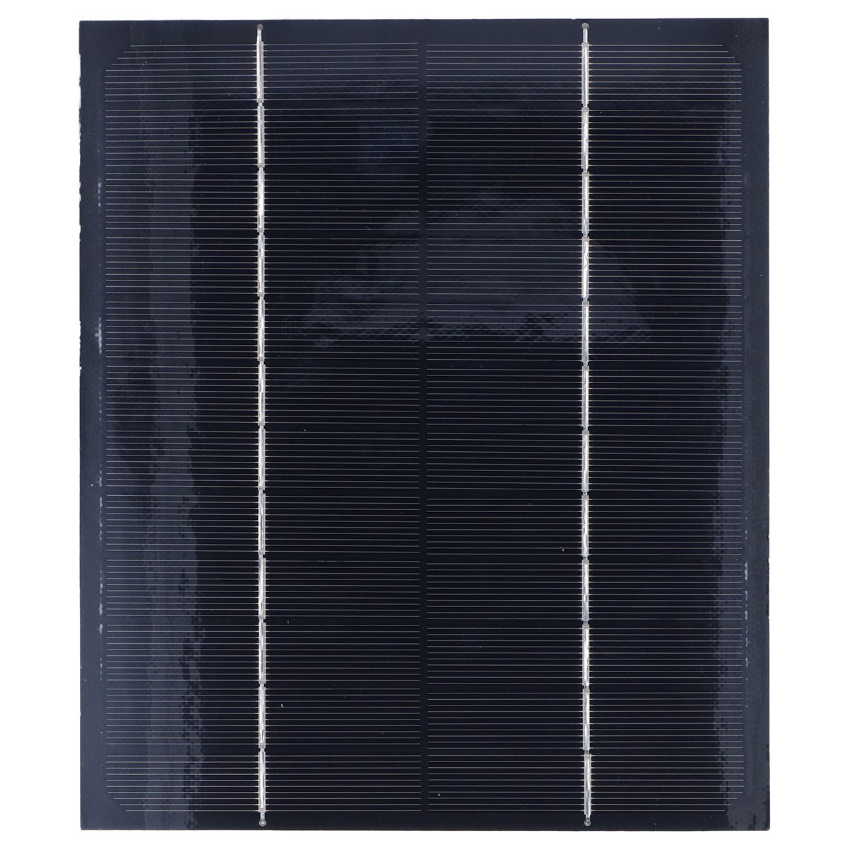 Nahaufnahme eines dunkelblauen Solarpanels mit vertikalen und horizontalen Linien.