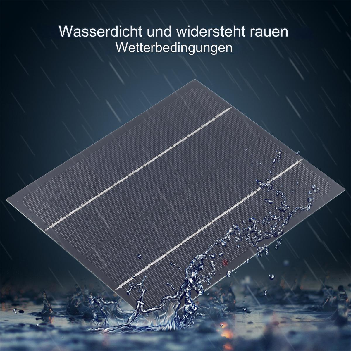 Solarpanel mit Wasserspritzern, mit Text auf Deutsch.