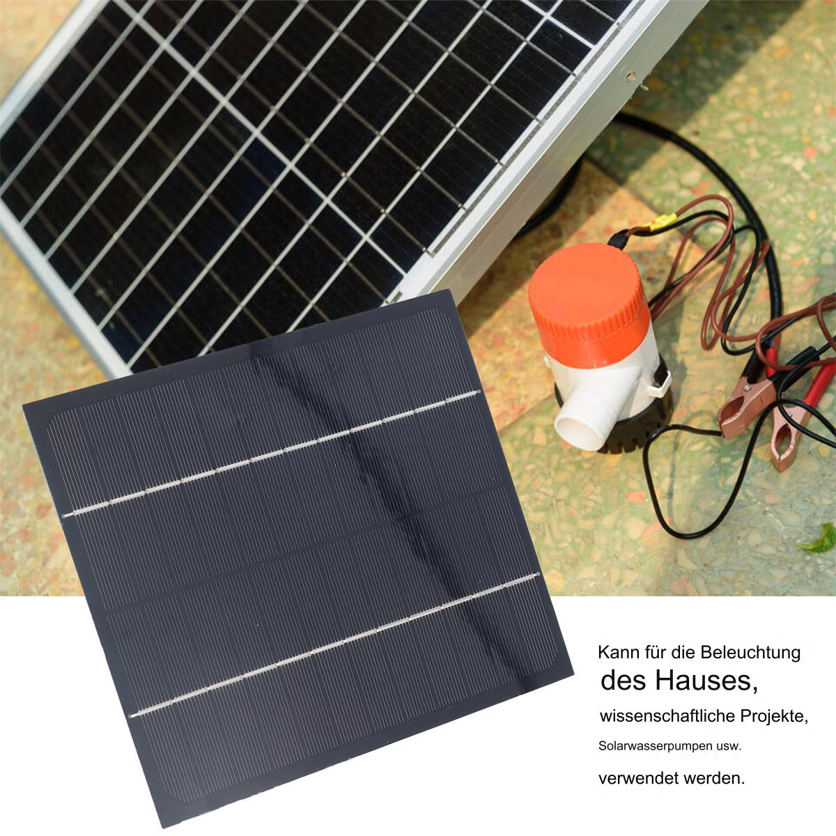 Zwei Sonnenkollektoren mit Pumpe und Kabeln, weißer Hintergrund.