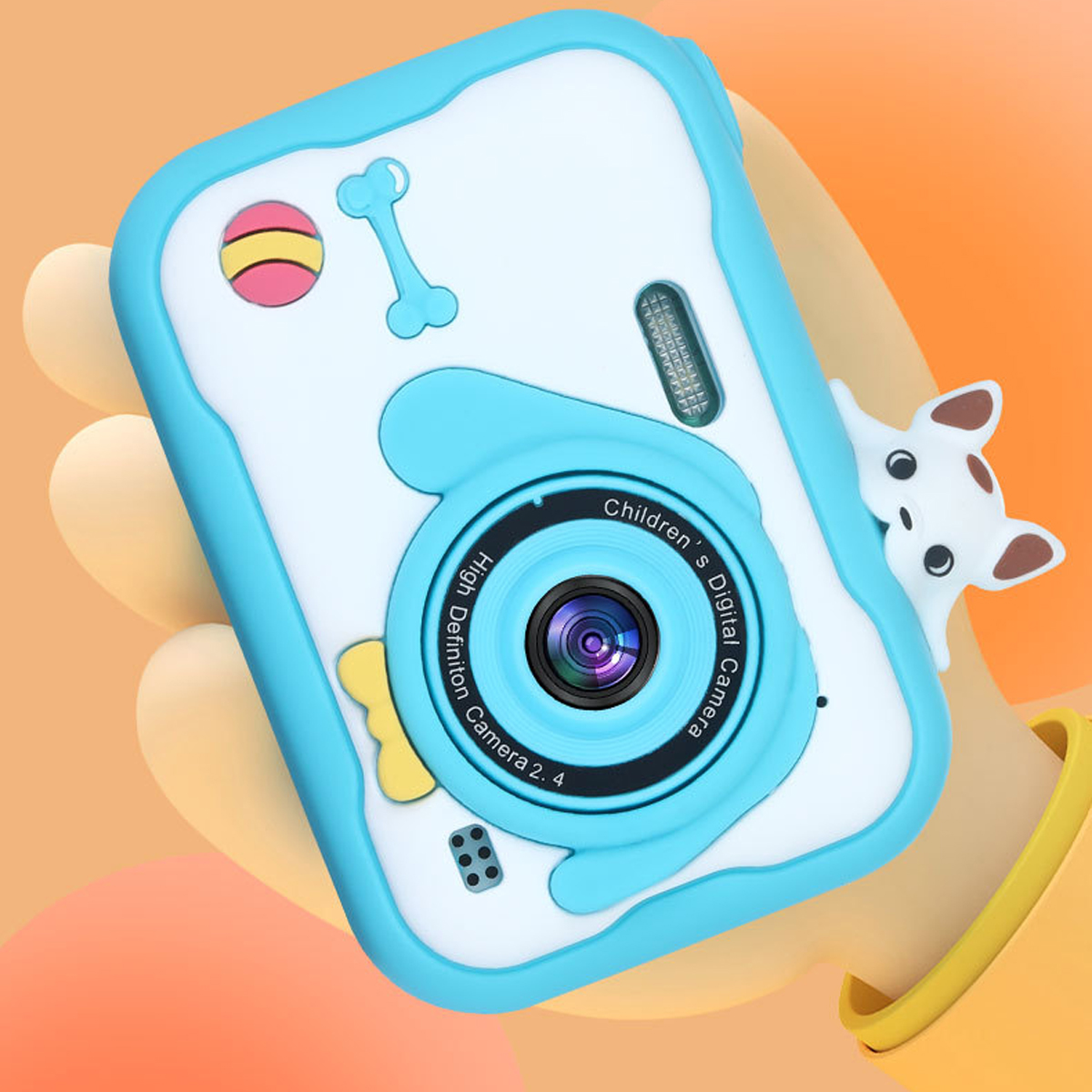 Niebieski i biały aparat dla dzieci trzymany jest w dłoni. Ma design podobny do psa.