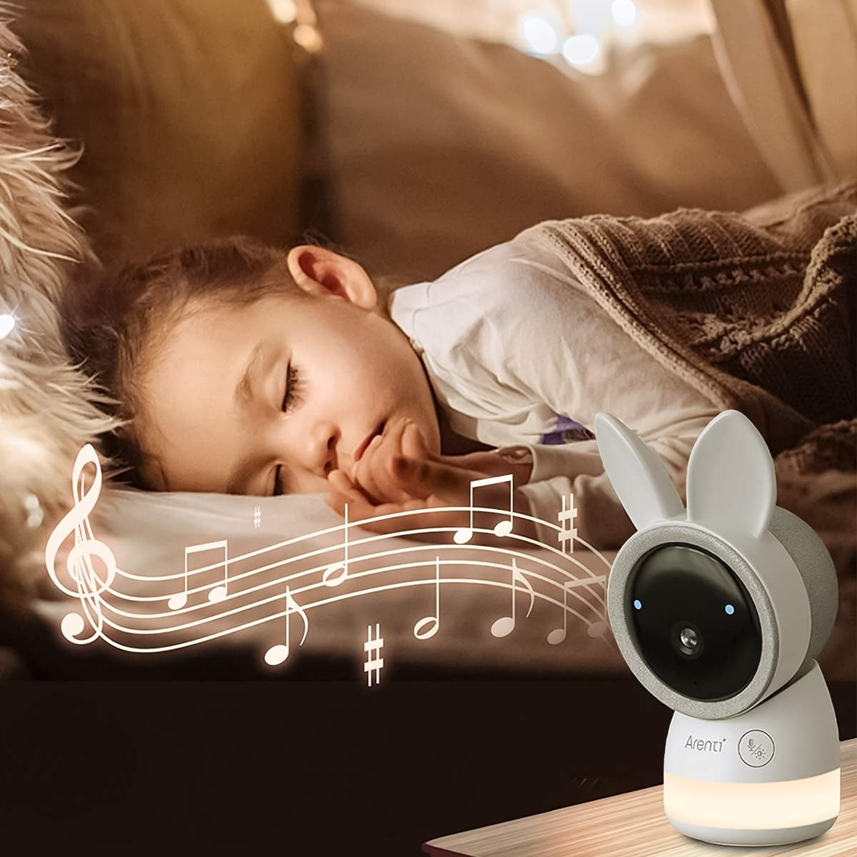 Ein Babyphone in Hasenform mit einem schlafenden Kind im Bett. Musiknoten überlagern das Bild.