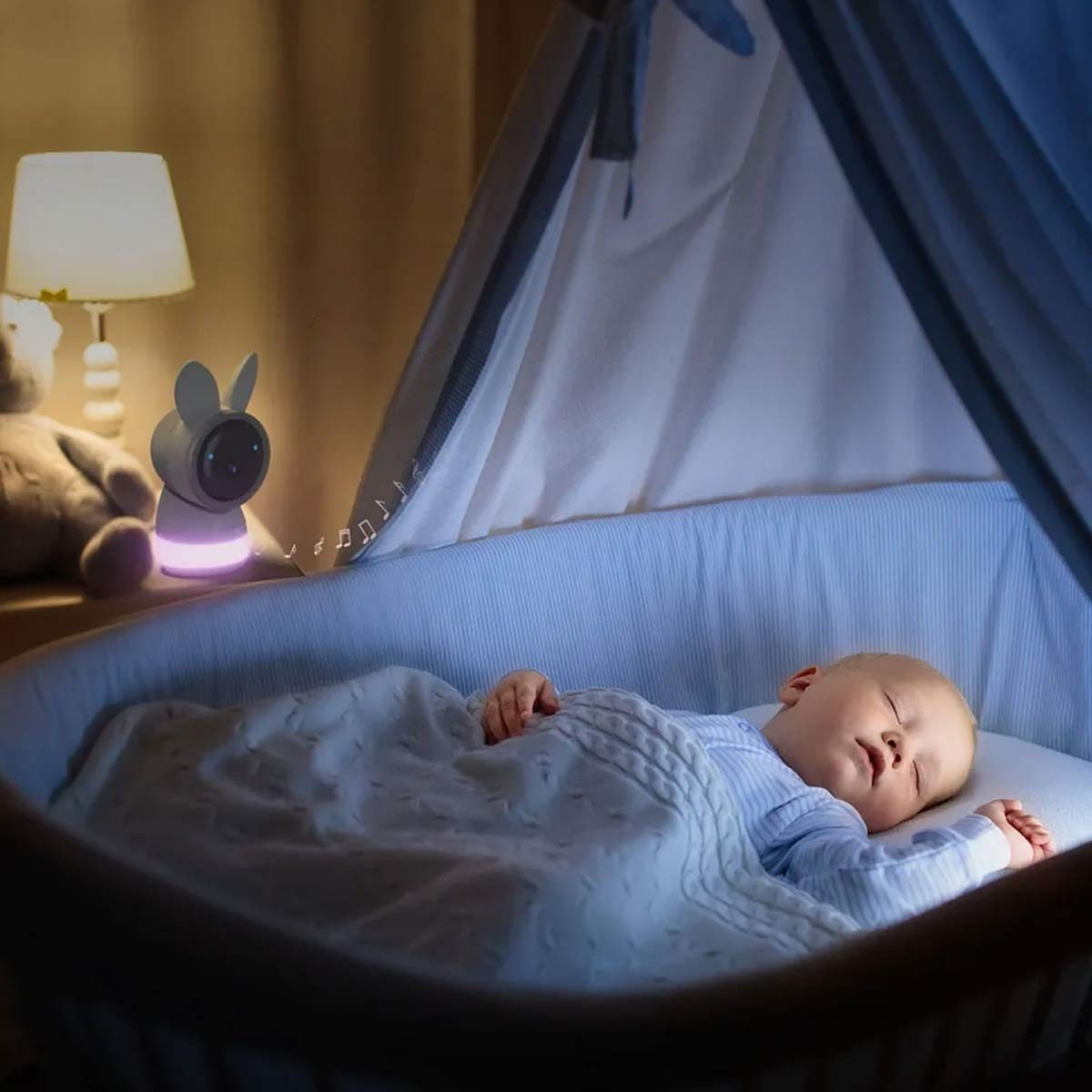 Ein Baby schläft in einem Kinderbett unter einem Baldachin. Eine Hasenlampe und ein Teddybär sind im Hintergrund.