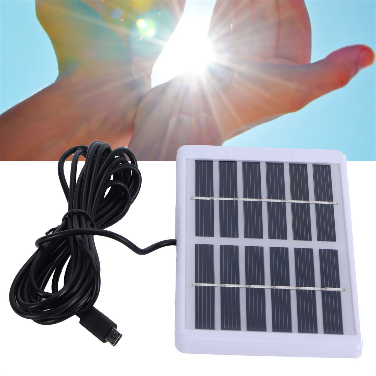 Ein Solarpanel mit USB-Kabel und Händen im Sonnenlicht im Hintergrund.