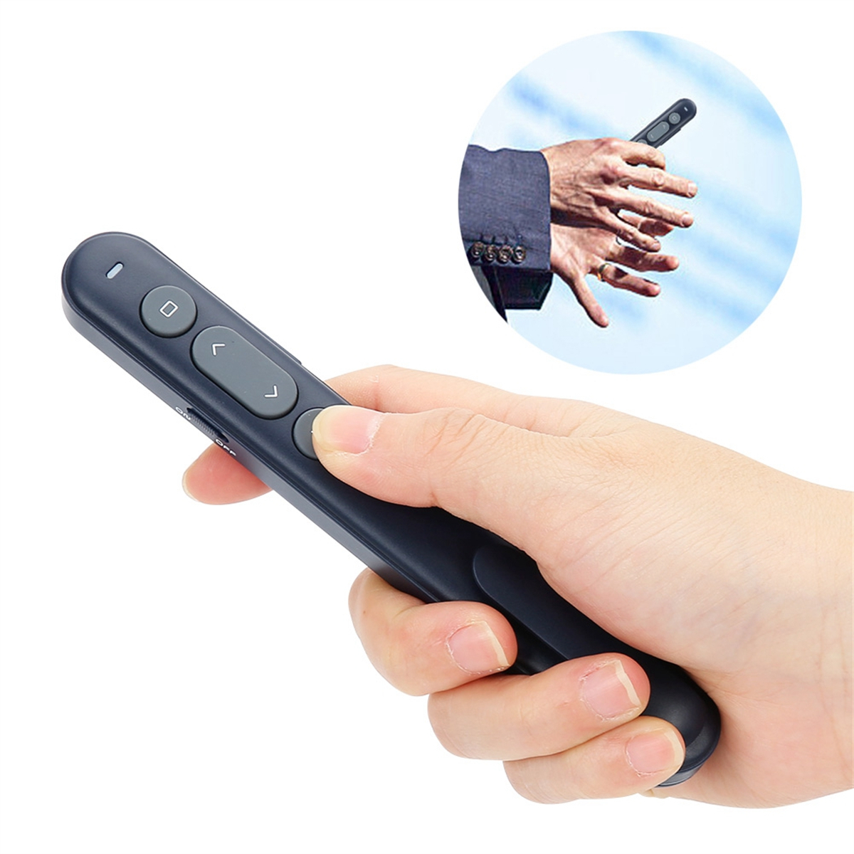 Hand, die eine schwarze Präsentationsfernbedienung hält. Eine andere Hand mit Bildschirm im Hintergrund.
