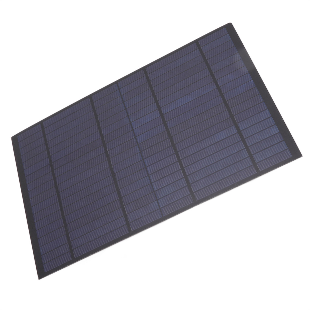 Solarpanel mit dunkelblauen Zellen und schwarzen Rändern, schräg auf weißer Oberfläche.