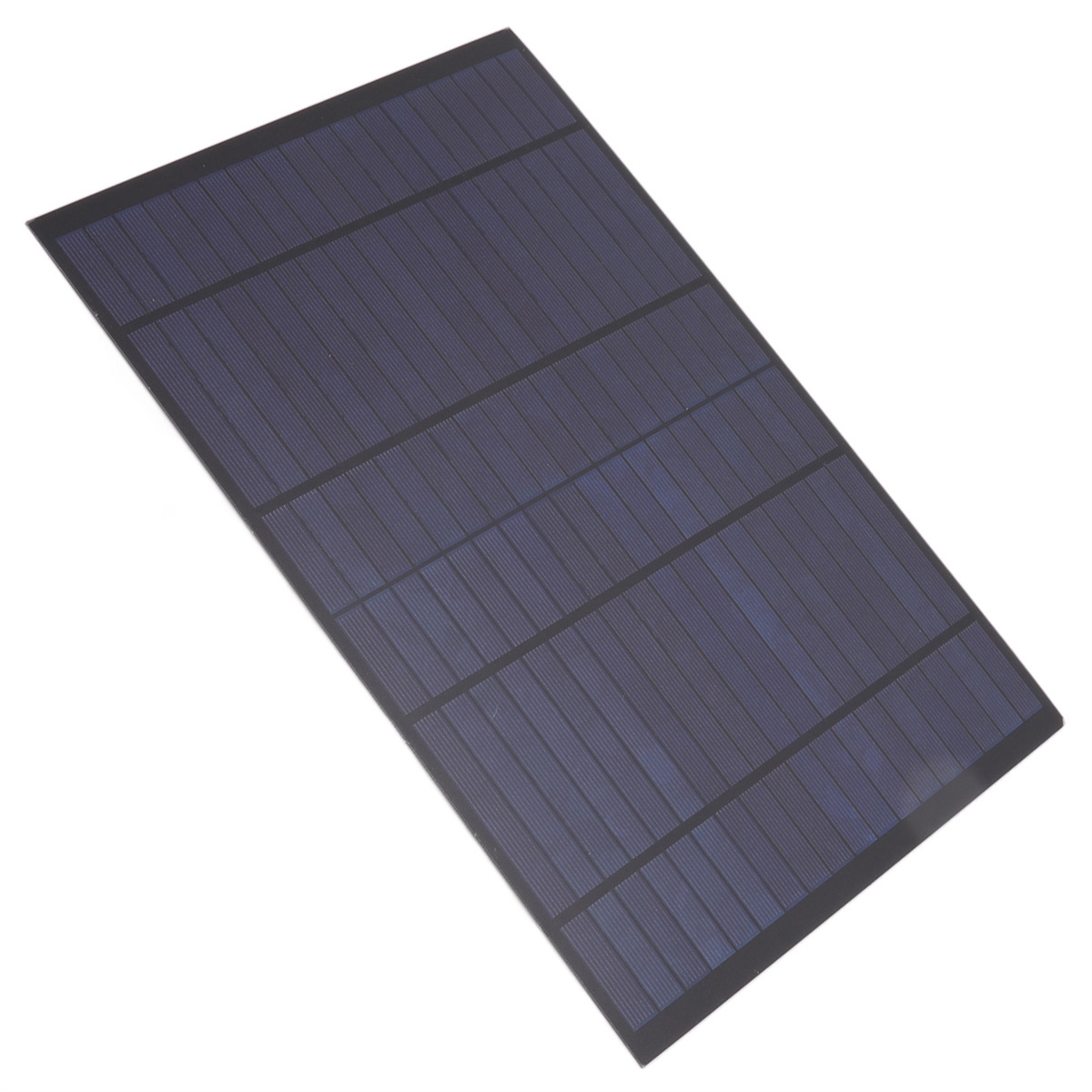 Solarpanel mit dunkelblauen Zellen und schwarzen Gitterlinien. Das Panel ist rechteckig und abgewinkelt.