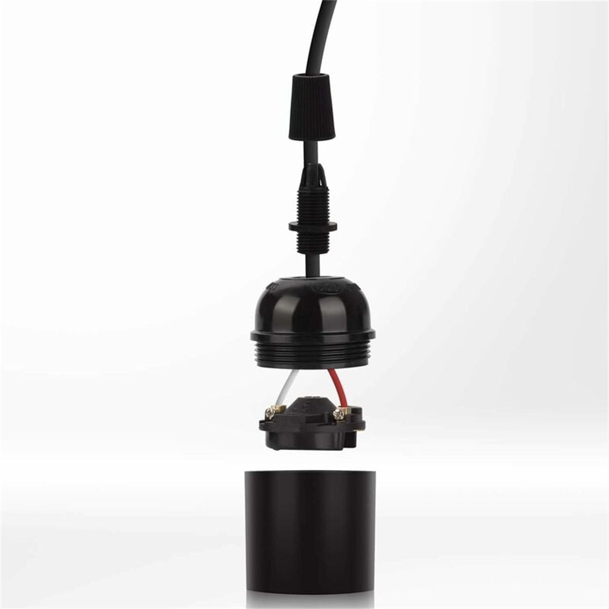 Schwarze elektrische Komponente mit Drähten und einem schwarzen Kunststoffgehäuse. Weißer Hintergrund.