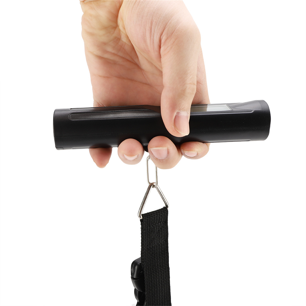 Eine schwarze Gepäckwaage, die von einer Hand gehalten wird, mit Riemen und Digitalanzeige.