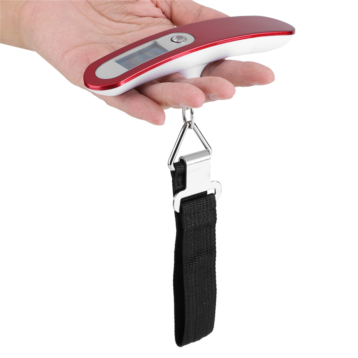 Eine Hand hält eine rot-weiße Gepäckwaage mit einem schwarzen Gurt. Ein digitales Display ist sichtbar.