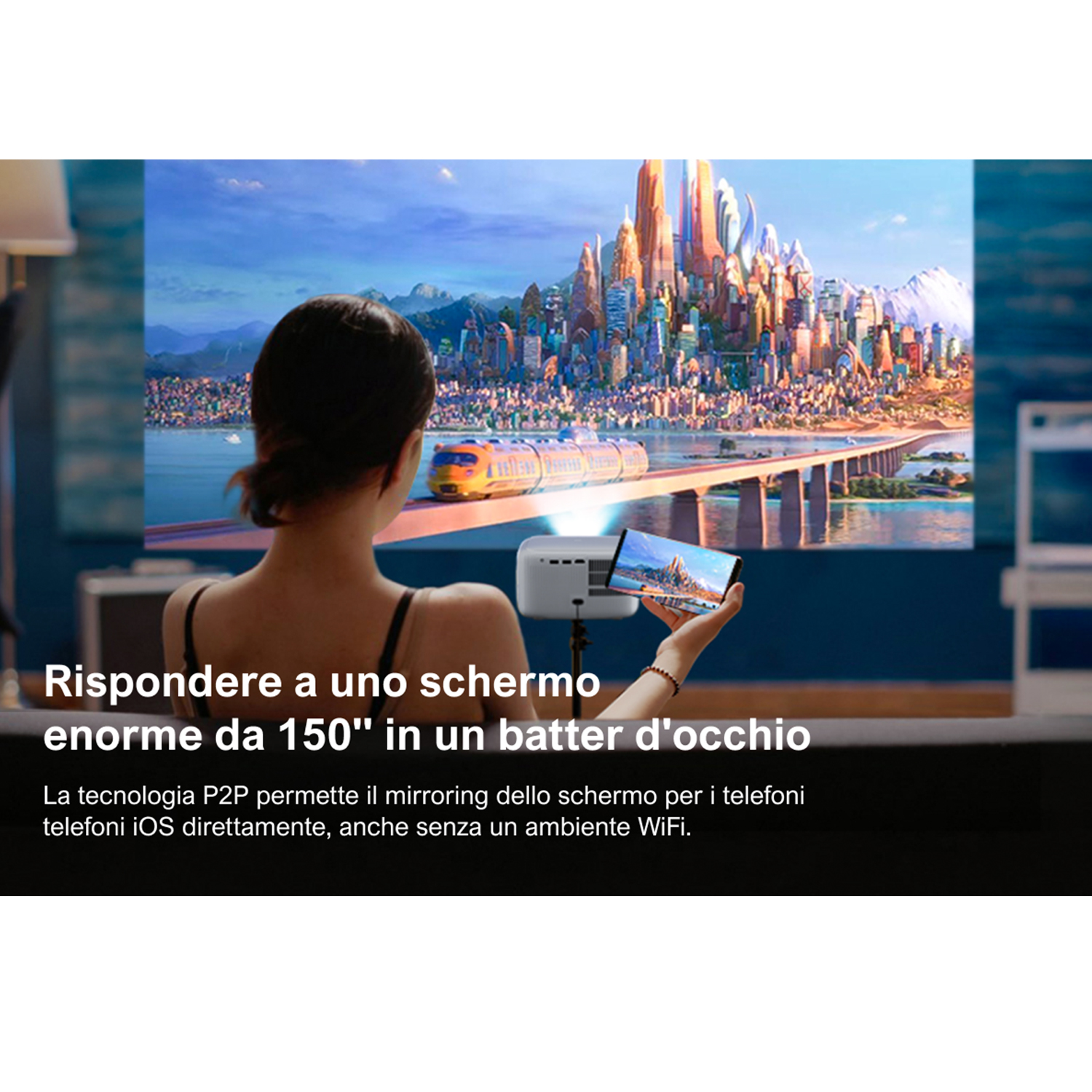 Una donna tiene in mano un telefono, proiettando una scena cittadina su un grande schermo da un piccolo proiettore.