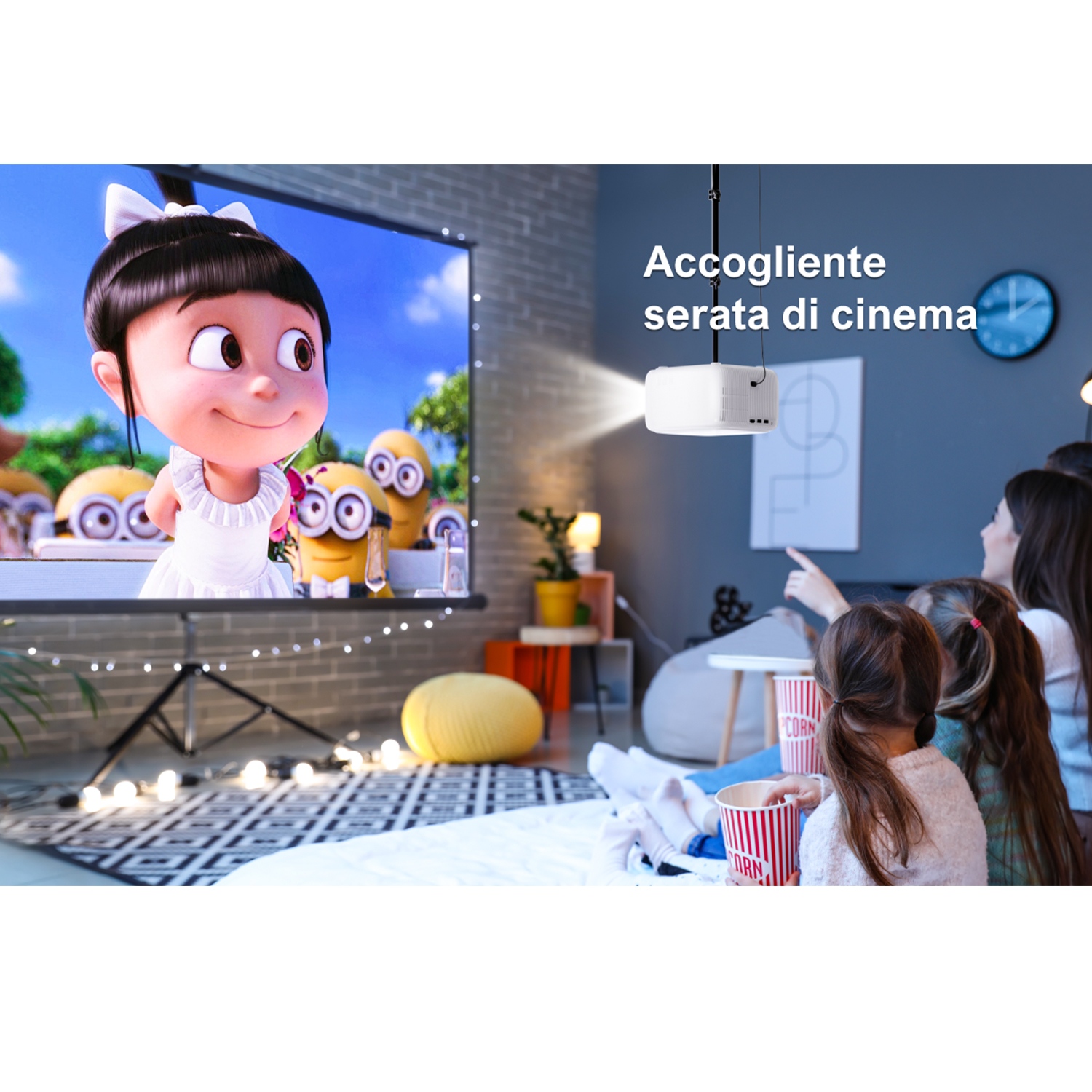 Una scena di cinema a casa con un proiettore che mostra un film. Bambini e adulti guardano, tenendo popcorn. I Minions sono sullo schermo.
