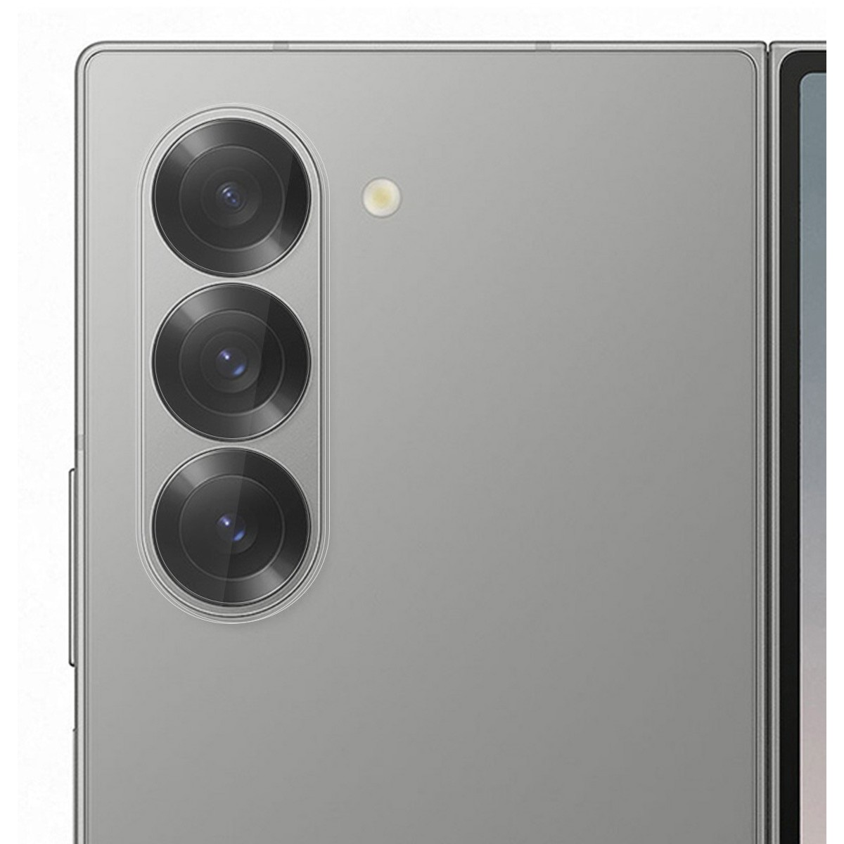 Parte trasera plateada de teléfono con tres lentes de cámara. Fondo gris claro. El teléfono es parcialmente visible.