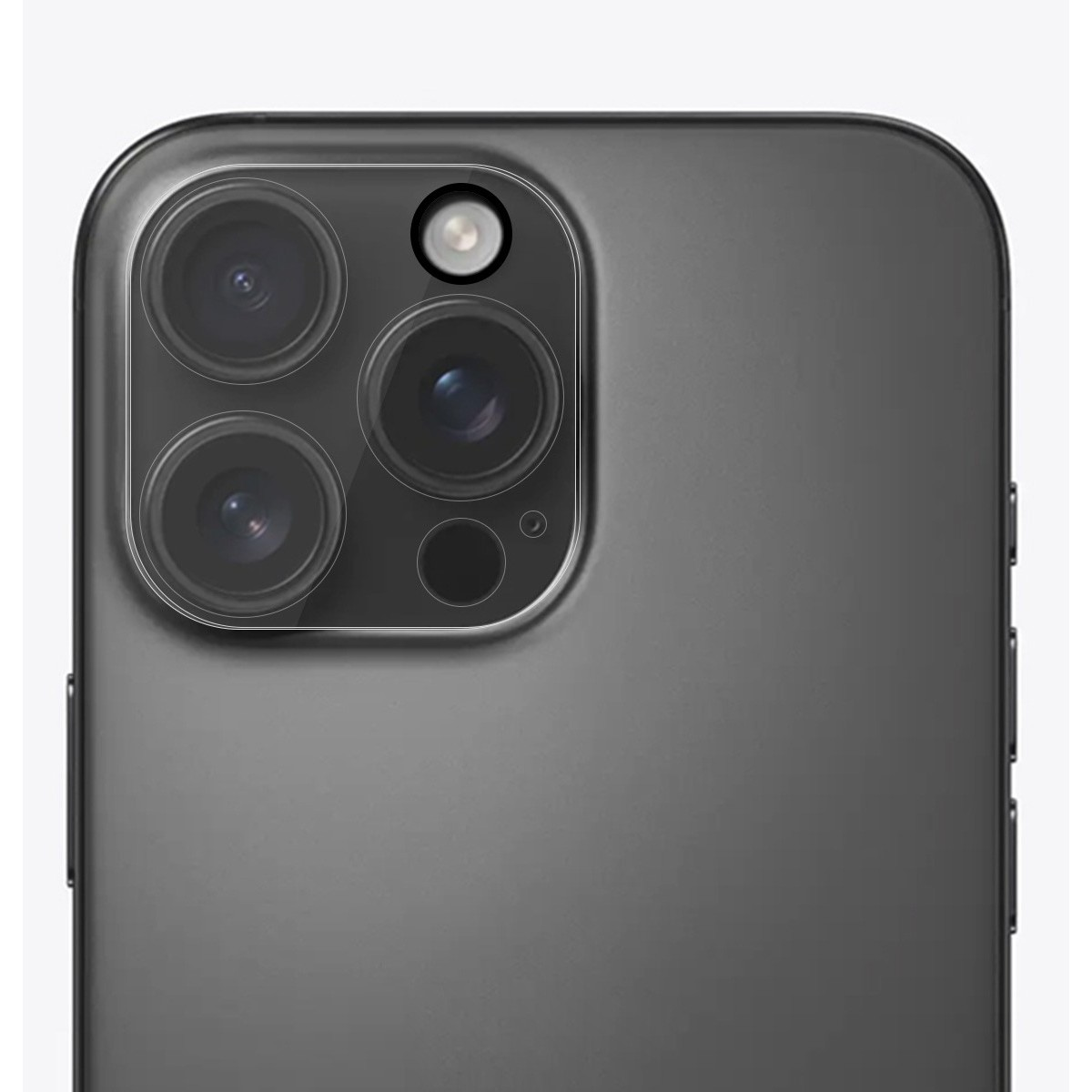 Primer plano del módulo de cámara trasera de un smartphone. Se ven tres lentes.