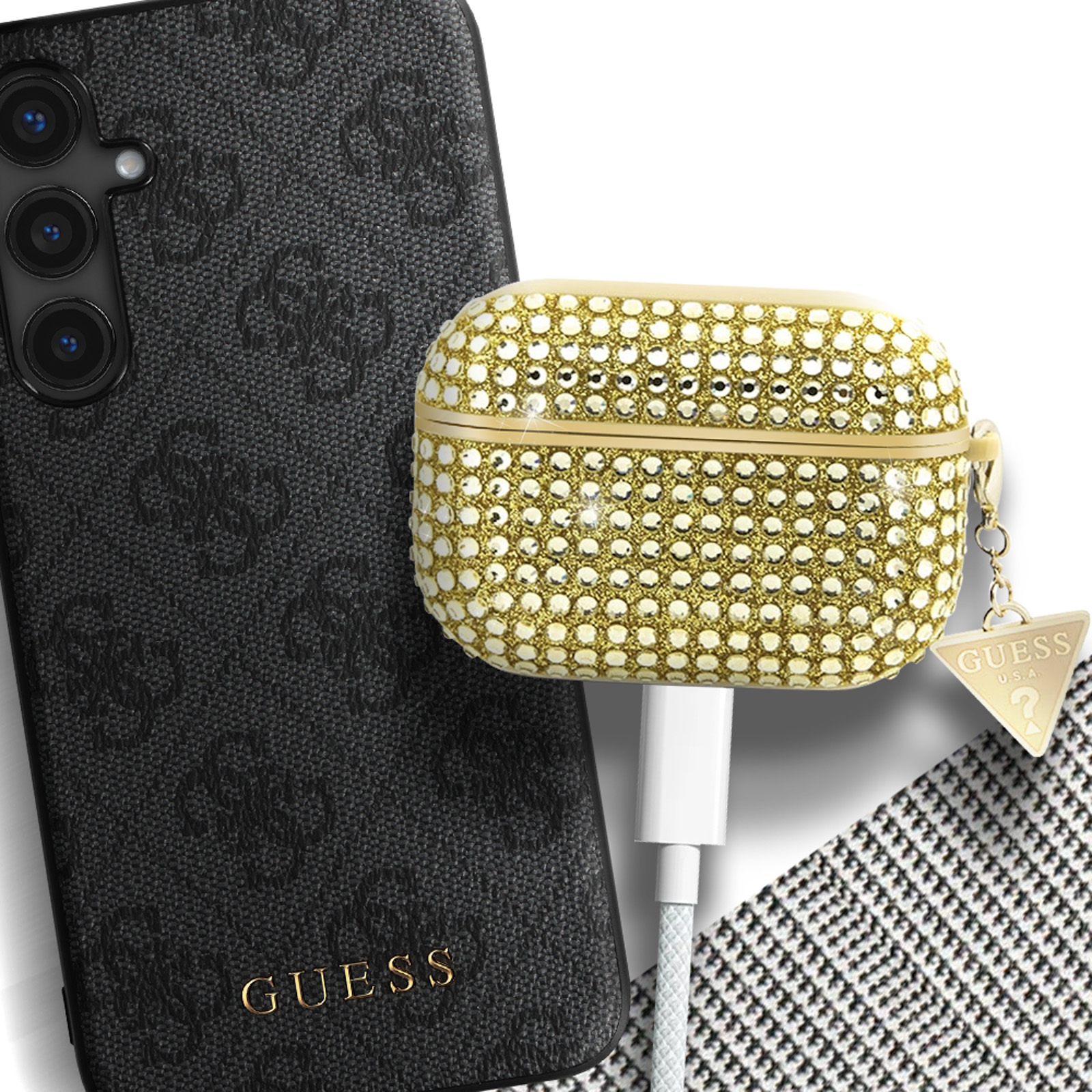 Funda negra con logo Guess y estuche AirPods dorado y enjoyado conectado con cable de carga.