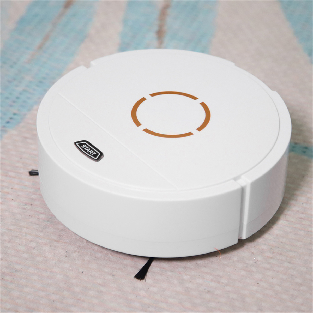 Ein weißer runder Roboter-Staubsauger mit braunem Kreisdesign auf einem gemusterten Teppich.