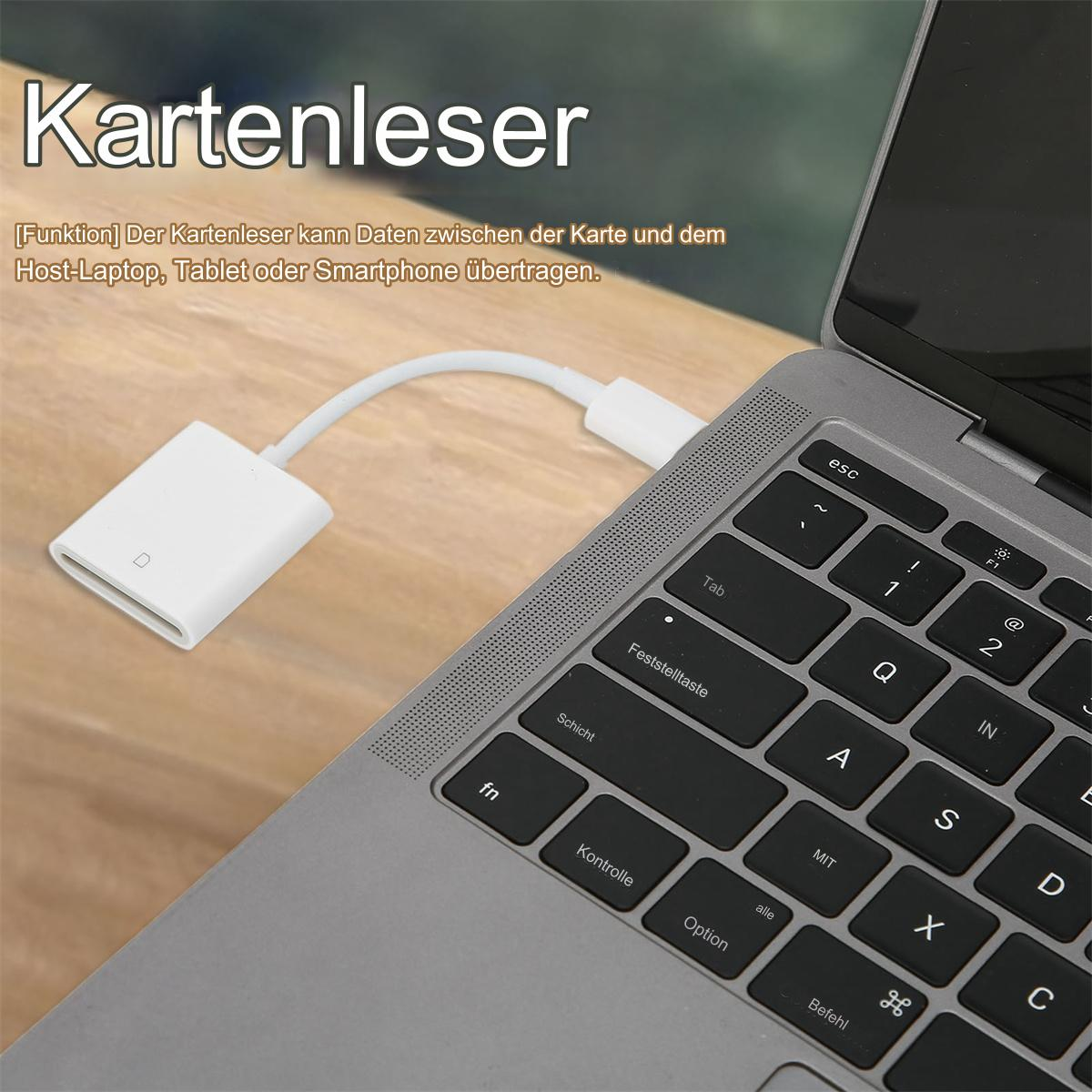 Ein weißer Kartenleser, der an einen Laptop angeschlossen ist, auf grauer Oberfläche.