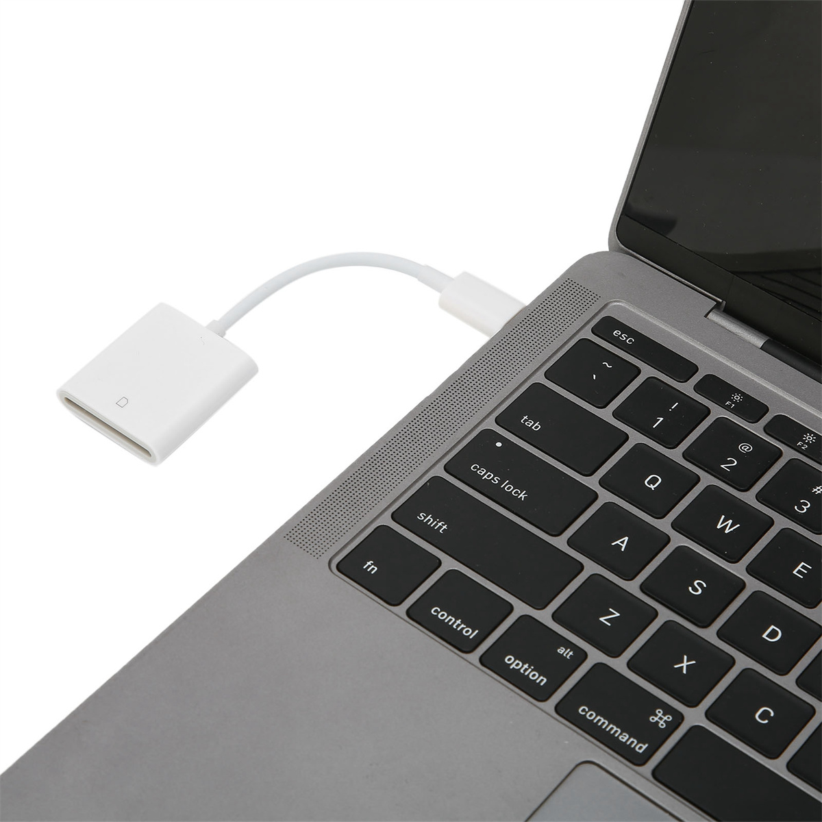 Laptop mit angeschlossenem Adapter. Der Adapter ist weiß und an der Seite des Laptops angeschlossen.