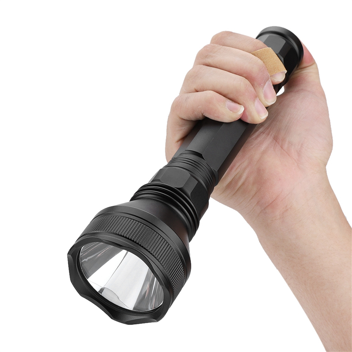 Eine schwarze Taschenlampe in einer Hand gehalten, mit einem beigen Verband am Griff.