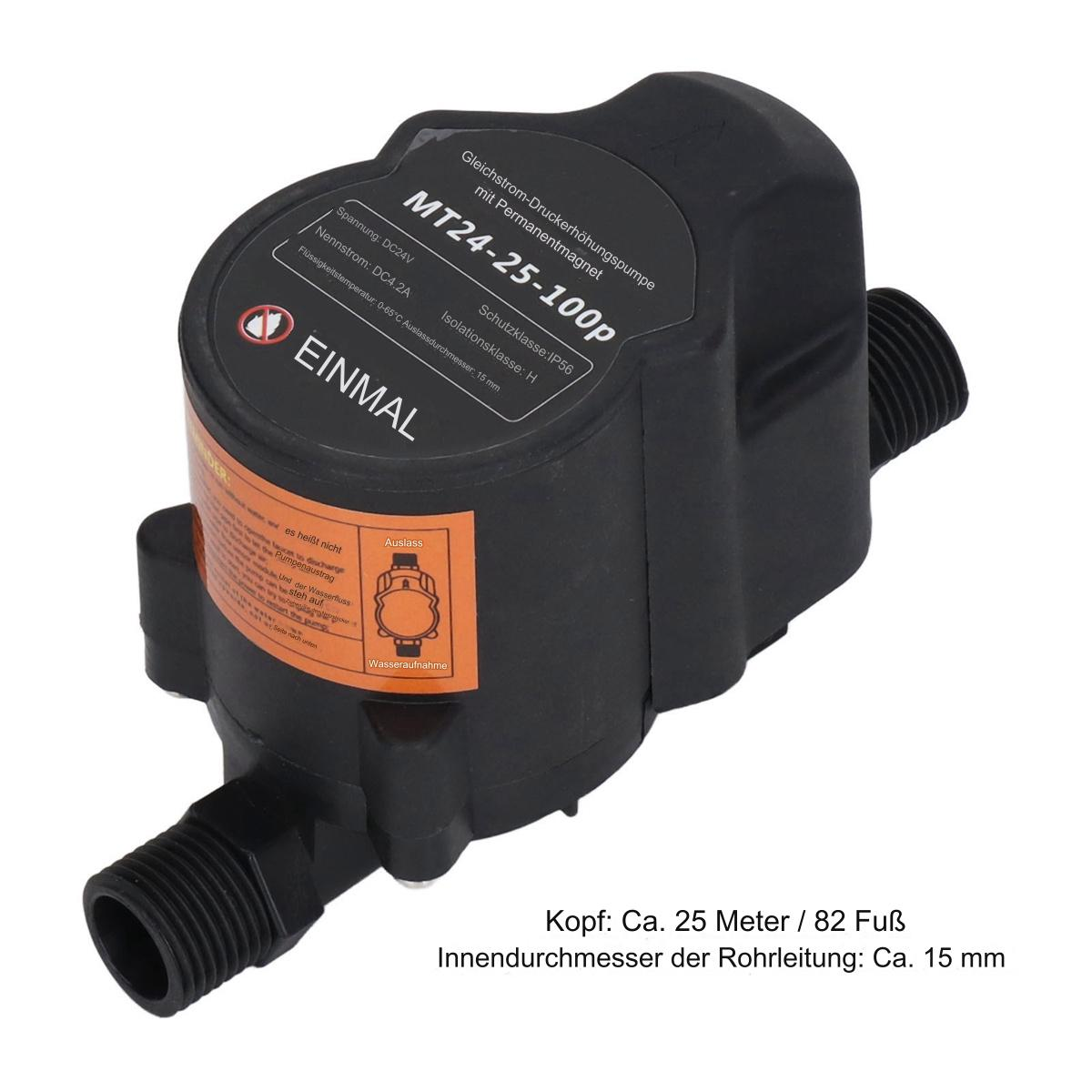 Eine schwarze Wasserpumpe mit Textbeschriftungen und einem Warnschild. Die Pumpe hat Rohre.