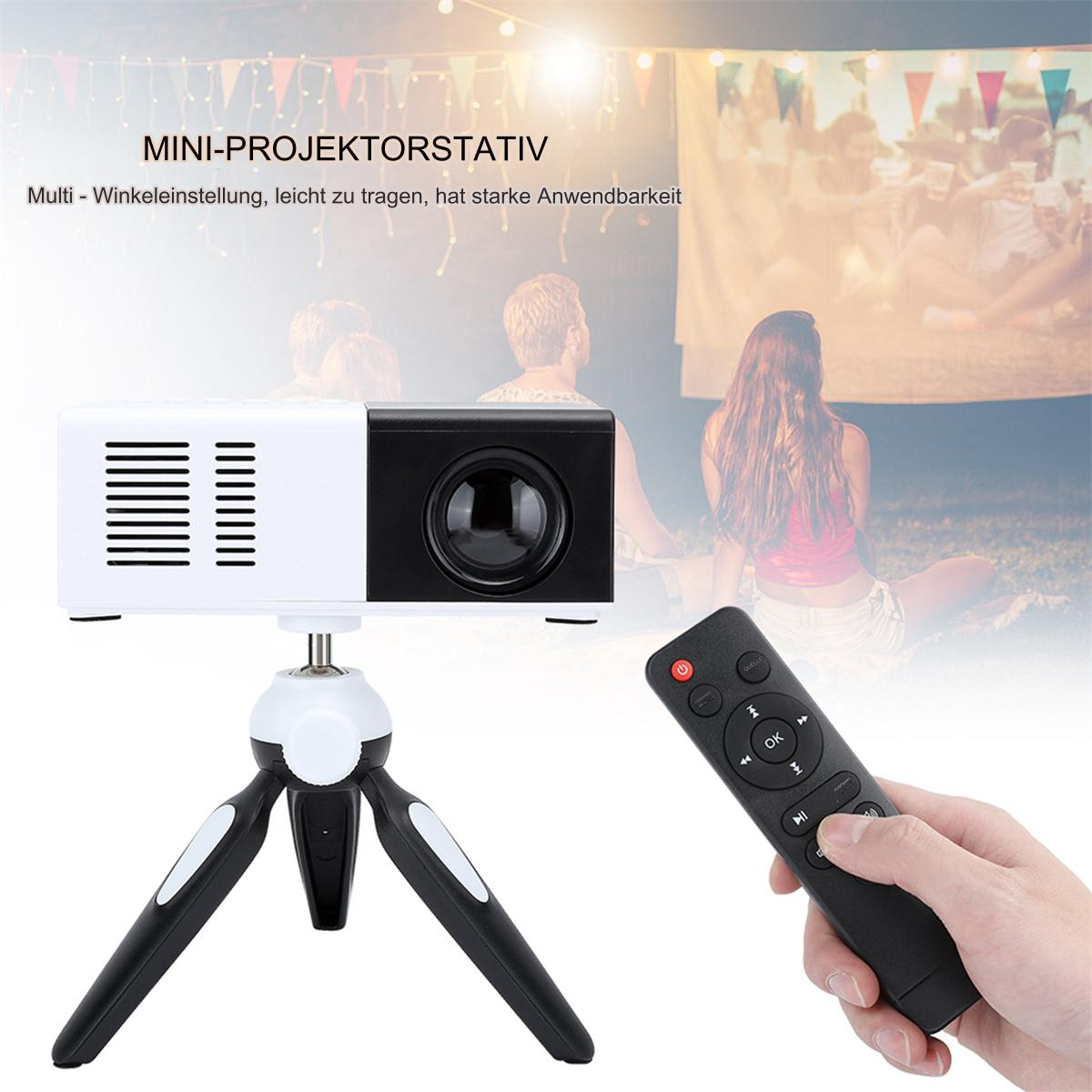 Ein Mini-Projektor mit Fernbedienung. Eine Person hält die Fernbedienung, und ein Bildschirm zeigt einen Film.