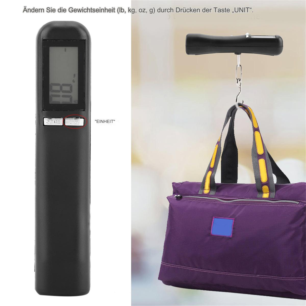 Digitale Gepäckwaage hängt eine lila Tasche, mit Text auf der Seite.