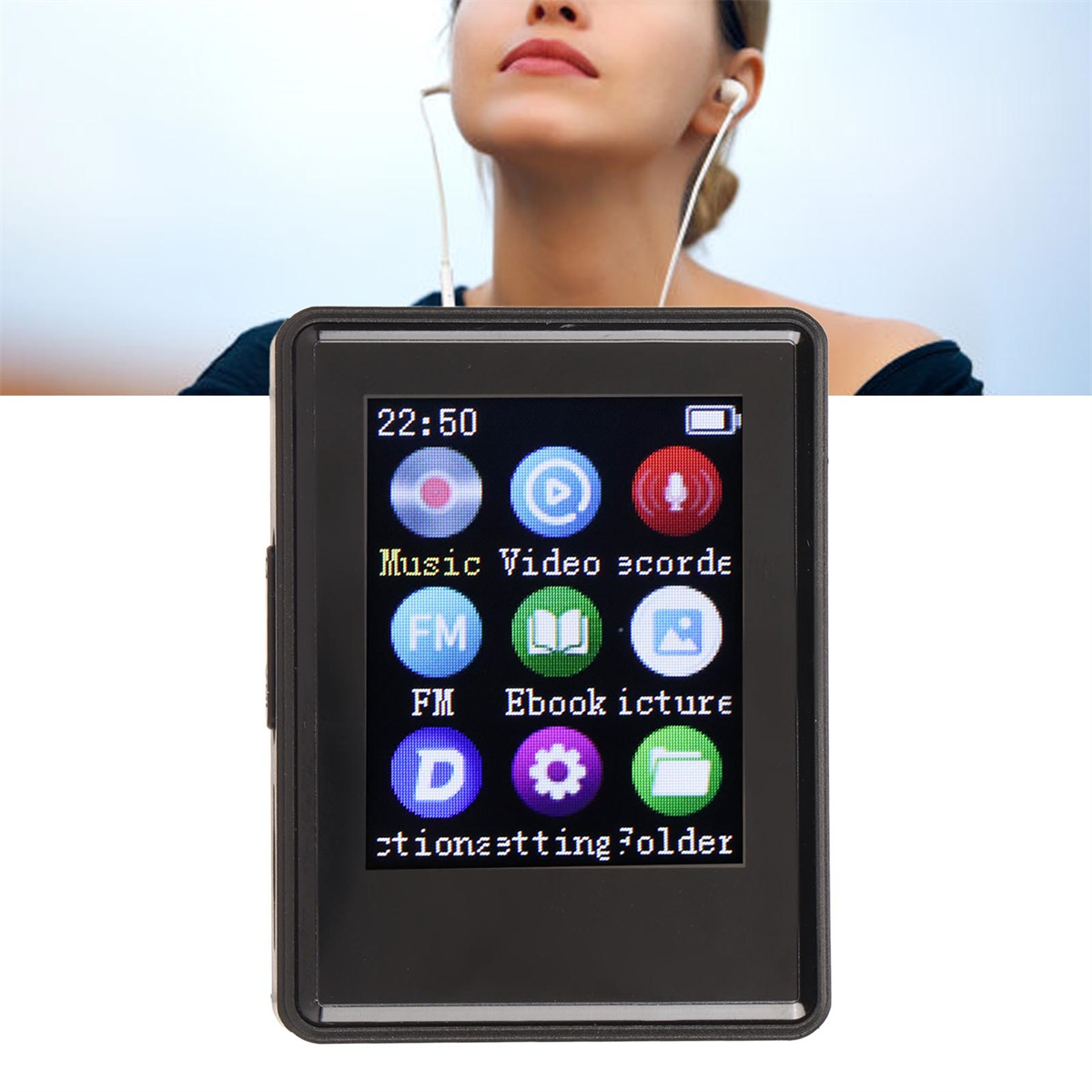 Frau mit Kopfhörern, die einen kleinen schwarzen Musikplayer mit Display benutzt, das Symbole und Zeit anzeigt.