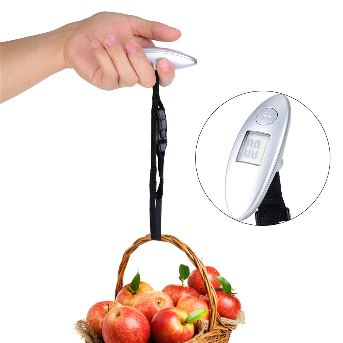 Eine Hand hält eine Gepäckwaage mit einem Korb mit roten Äpfeln. Digitalanzeige zeigt das Gewicht.