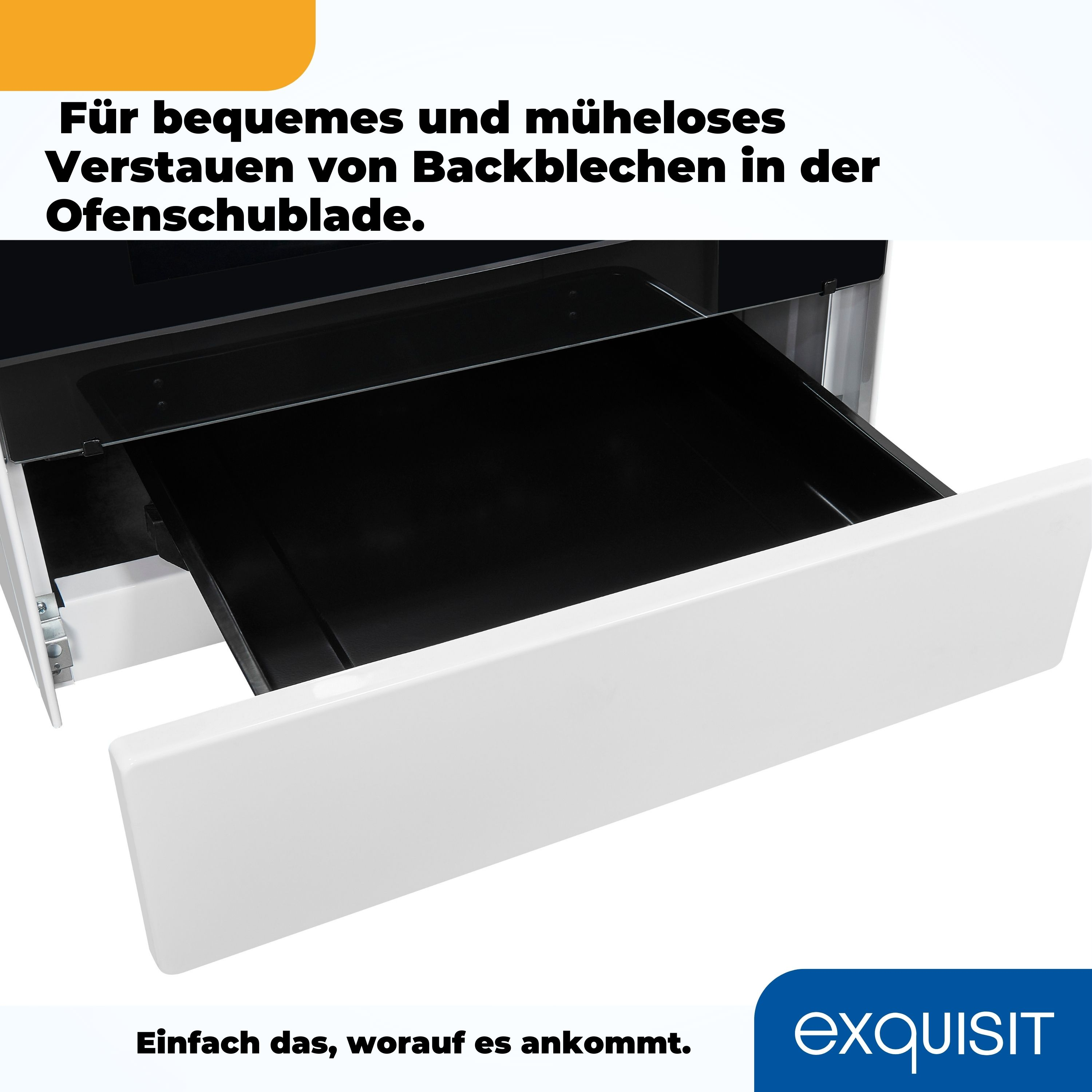 Offene weiße Küchenschublade mit schwarzem Tablett. Text: Für einfaches Verstauen von Backblechen.