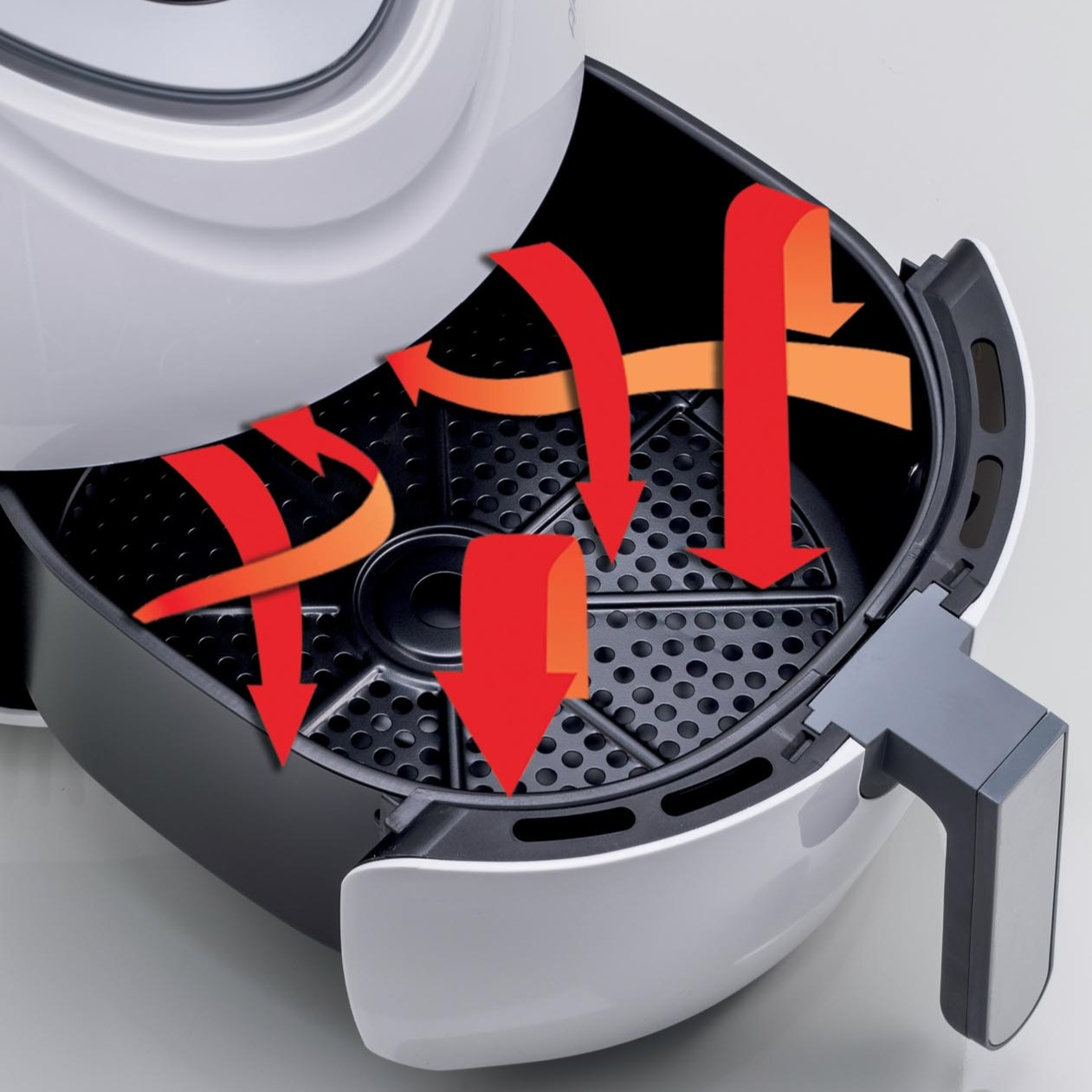 Zbliżenie frytownicy powietrznej z czerwonymi strzałkami wskazującymi przepływ powietrza wewnątrz komory do gotowania.
