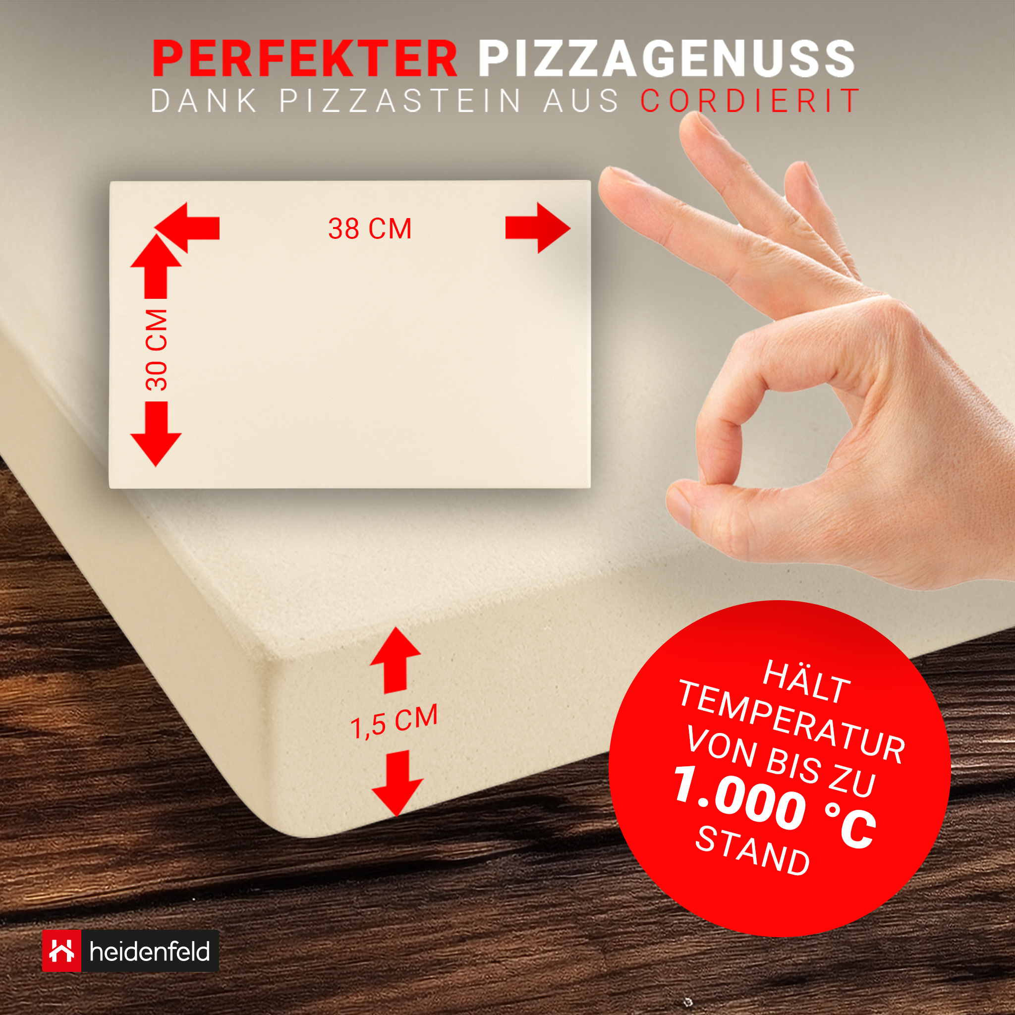 Pizzastein mit Maßen und Temperaturangaben. Eine Hand zeigt auf den Stein. Holziger Hintergrund.