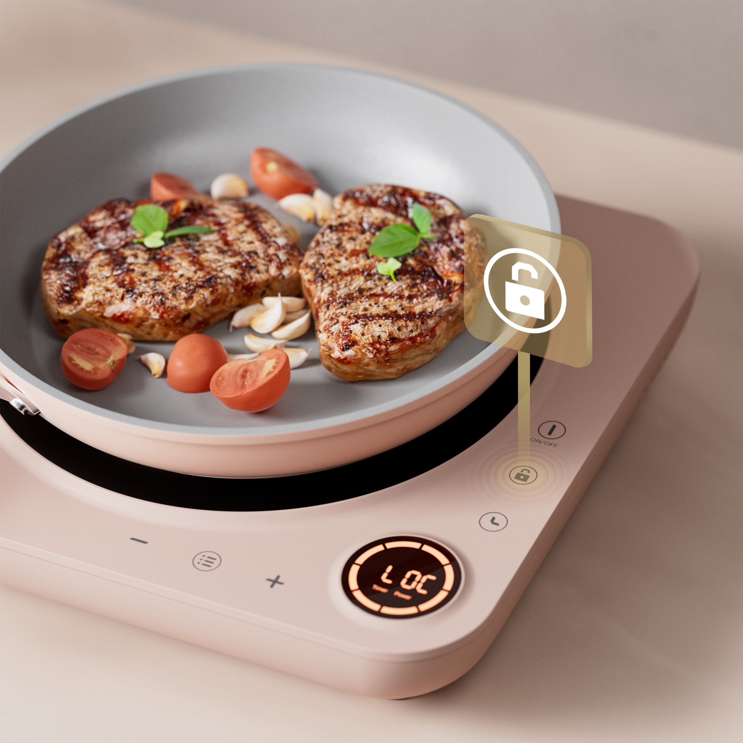 Zwei gegrillte Steaks in einer Pfanne auf einem Induktionskochfeld. Cherrytomaten und Knoblauch liegen daneben.
