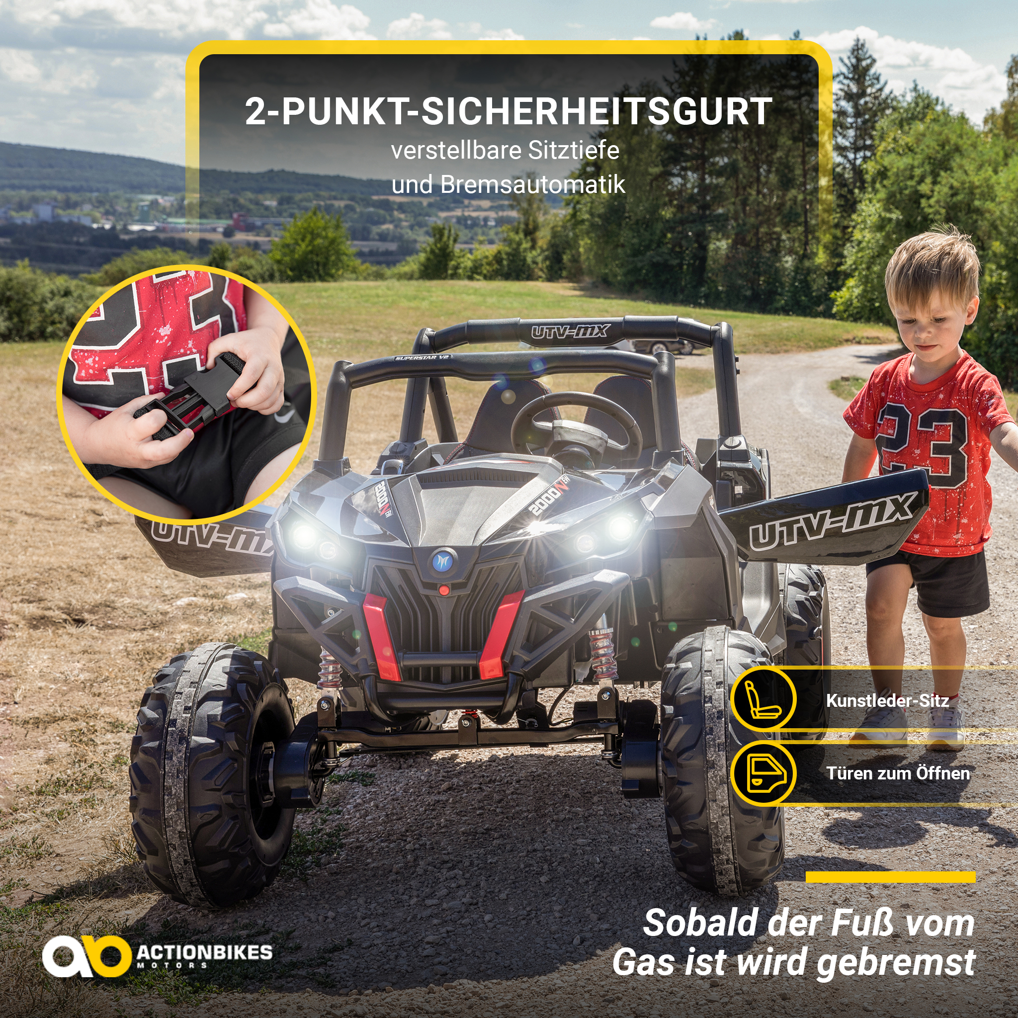 Ein Kind steht neben einem schwarz-roten Spielzeugauto. Text im Hintergrund zeigt die Funktionen des Autos.