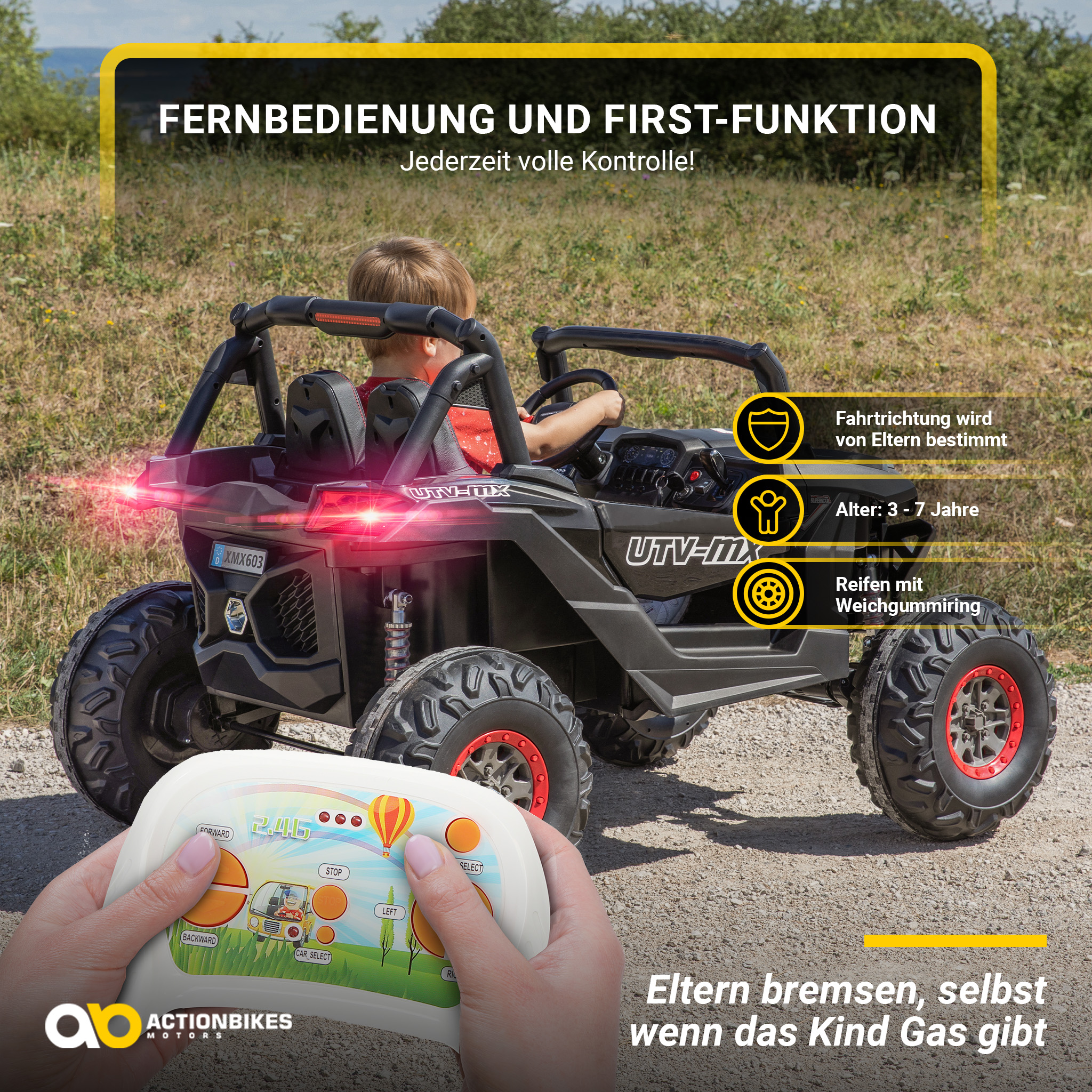 Kind fährt schwarzes UTV-Spielzeugauto. Fernbedienung im Vordergrund.